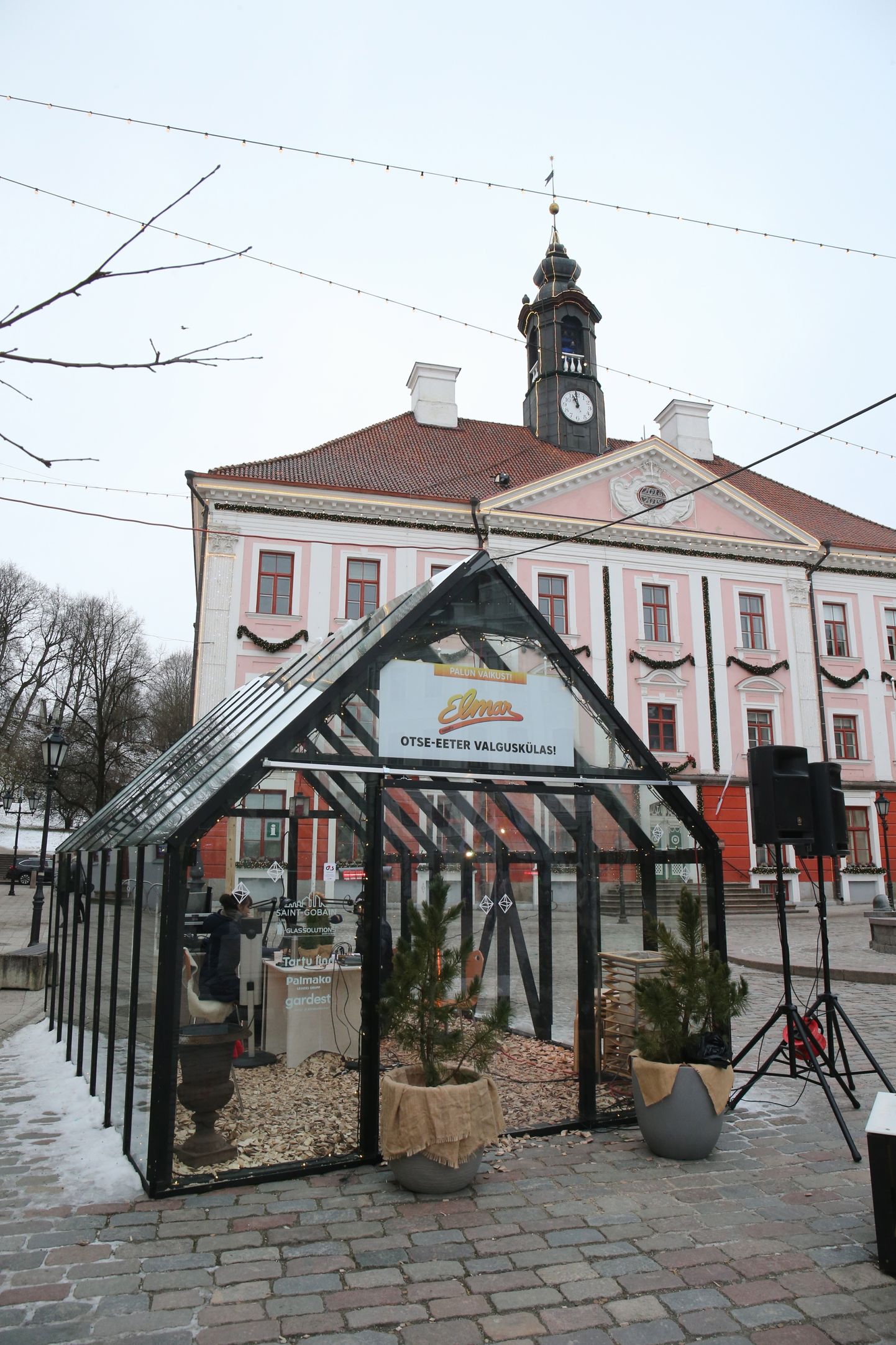 Raadio Elmar tegi saateid Tartu Raekoja platsi valguskülast ka eelmise aasta jõulude eel.