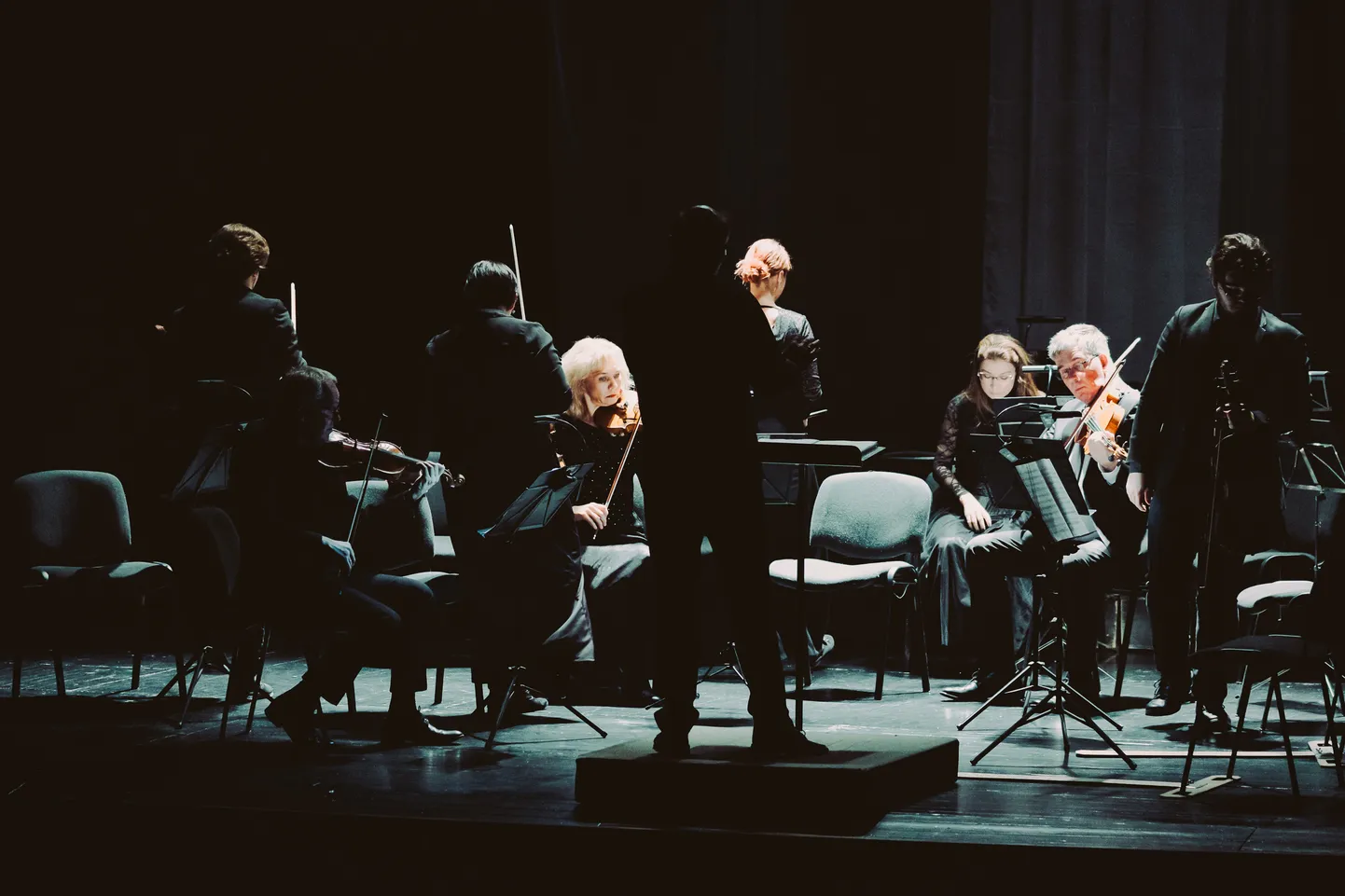 Narva sümfooniaorkestri muusikud lahkusid Joseph Haydni "Lahkumissümfoonia" ajal üksteise järel lavalt.