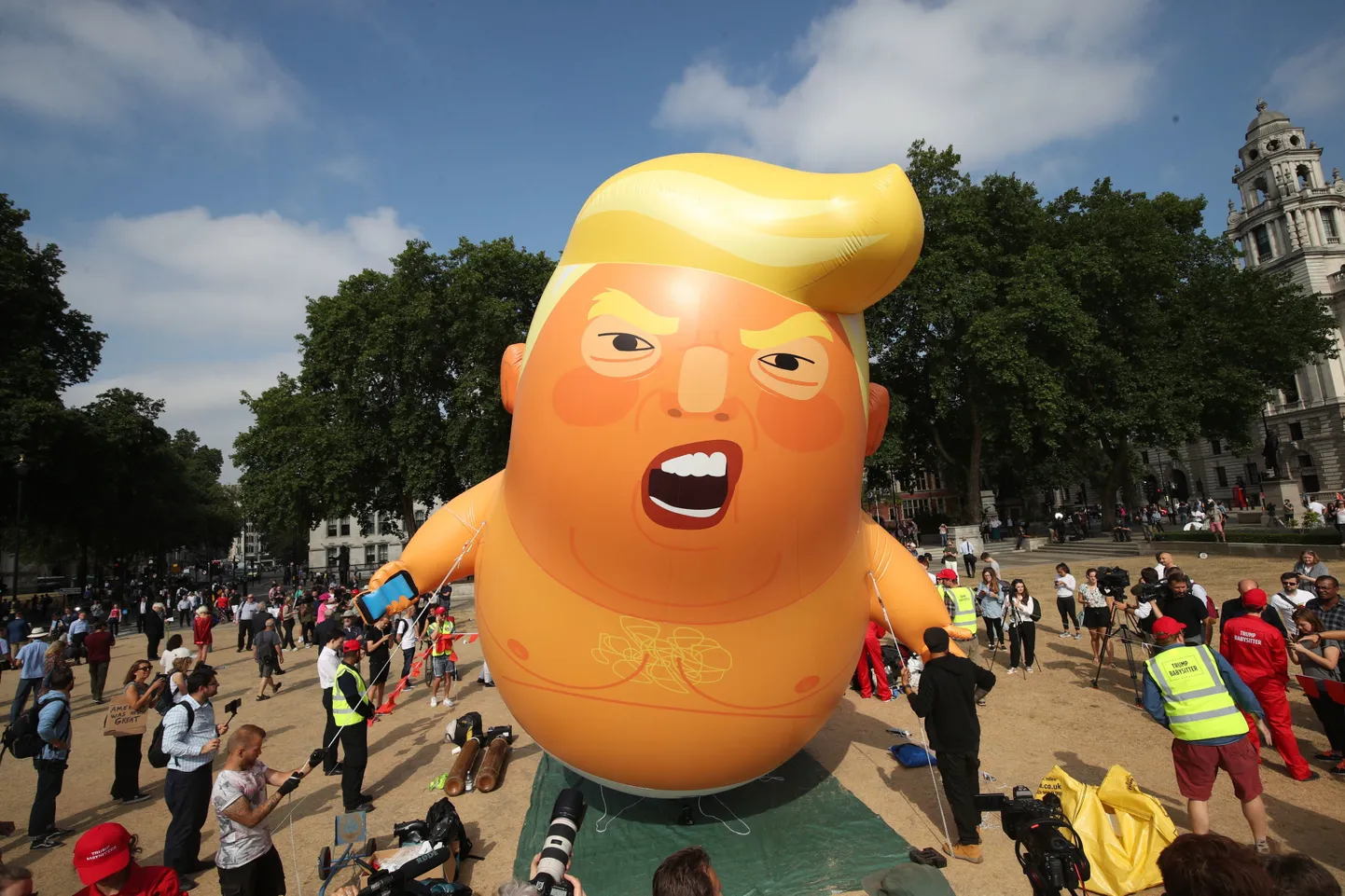 Beebi-Trumpi õhupall 2018. aasta juulis Londonis Parlamendi väljakul.