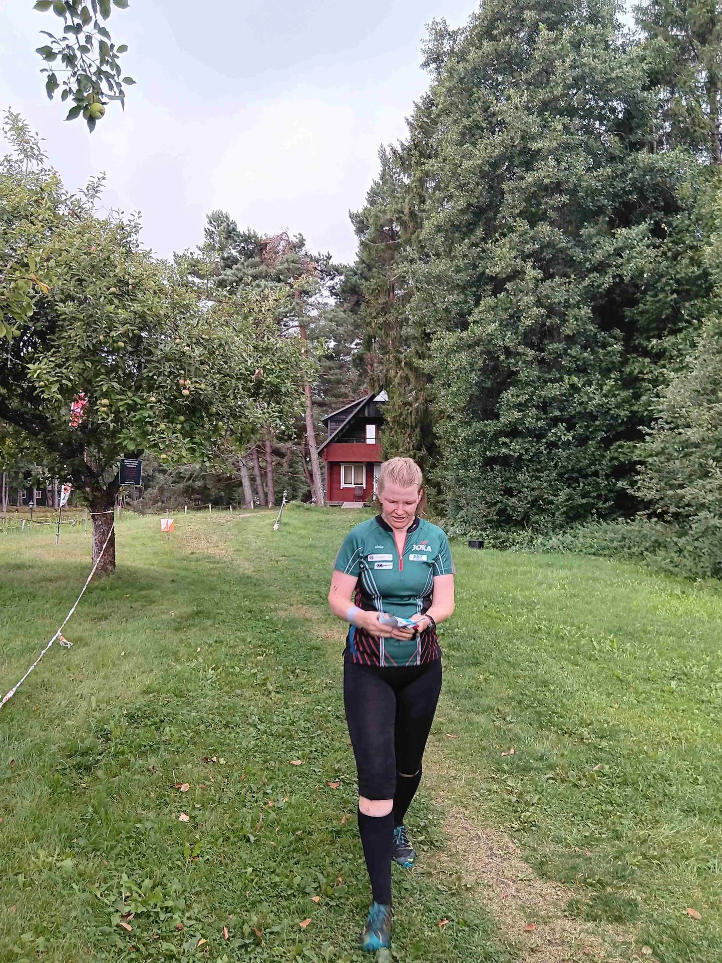 Helle Hallik orienteerumisrajal.