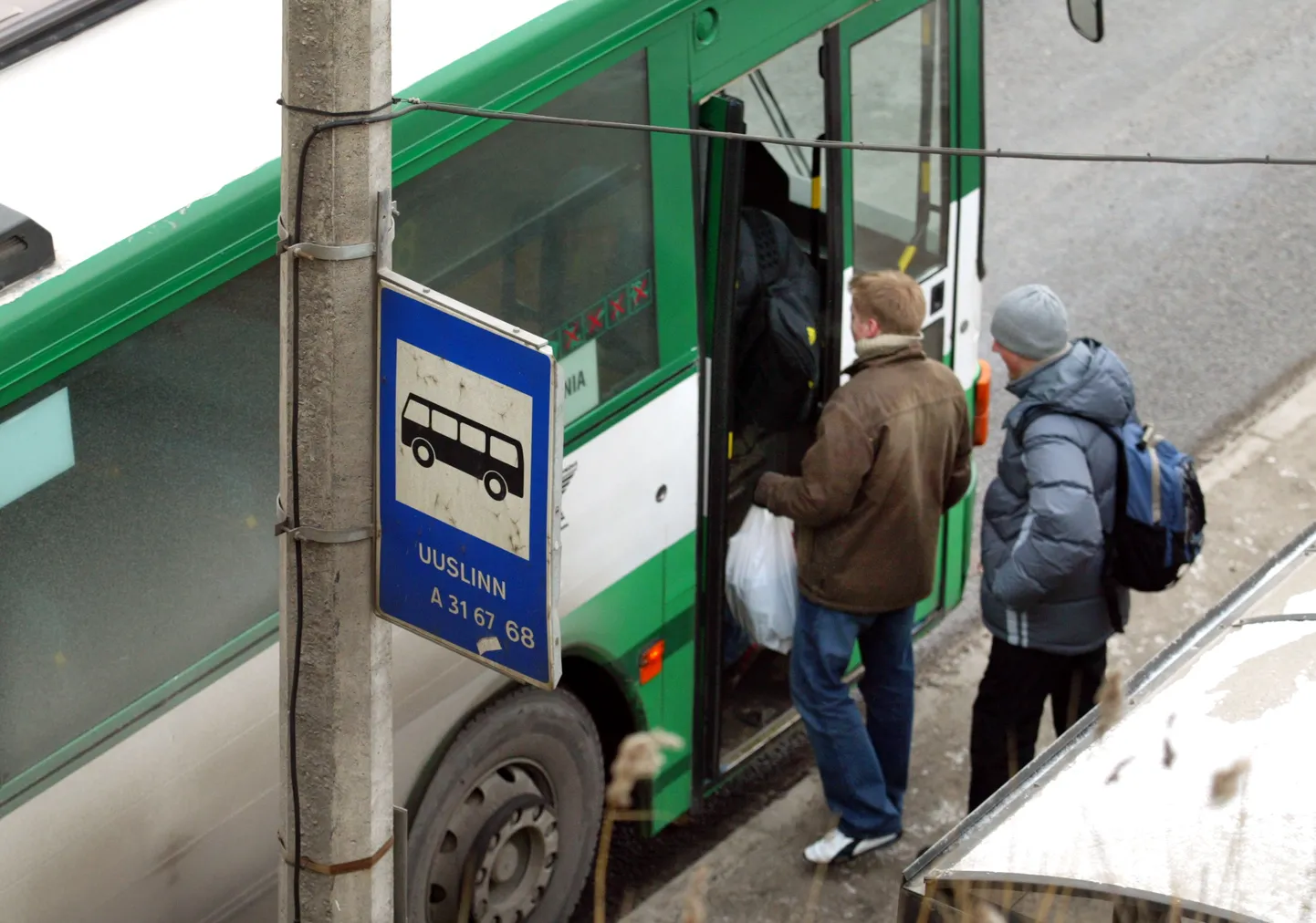 Bussipeatus Laagna teel.