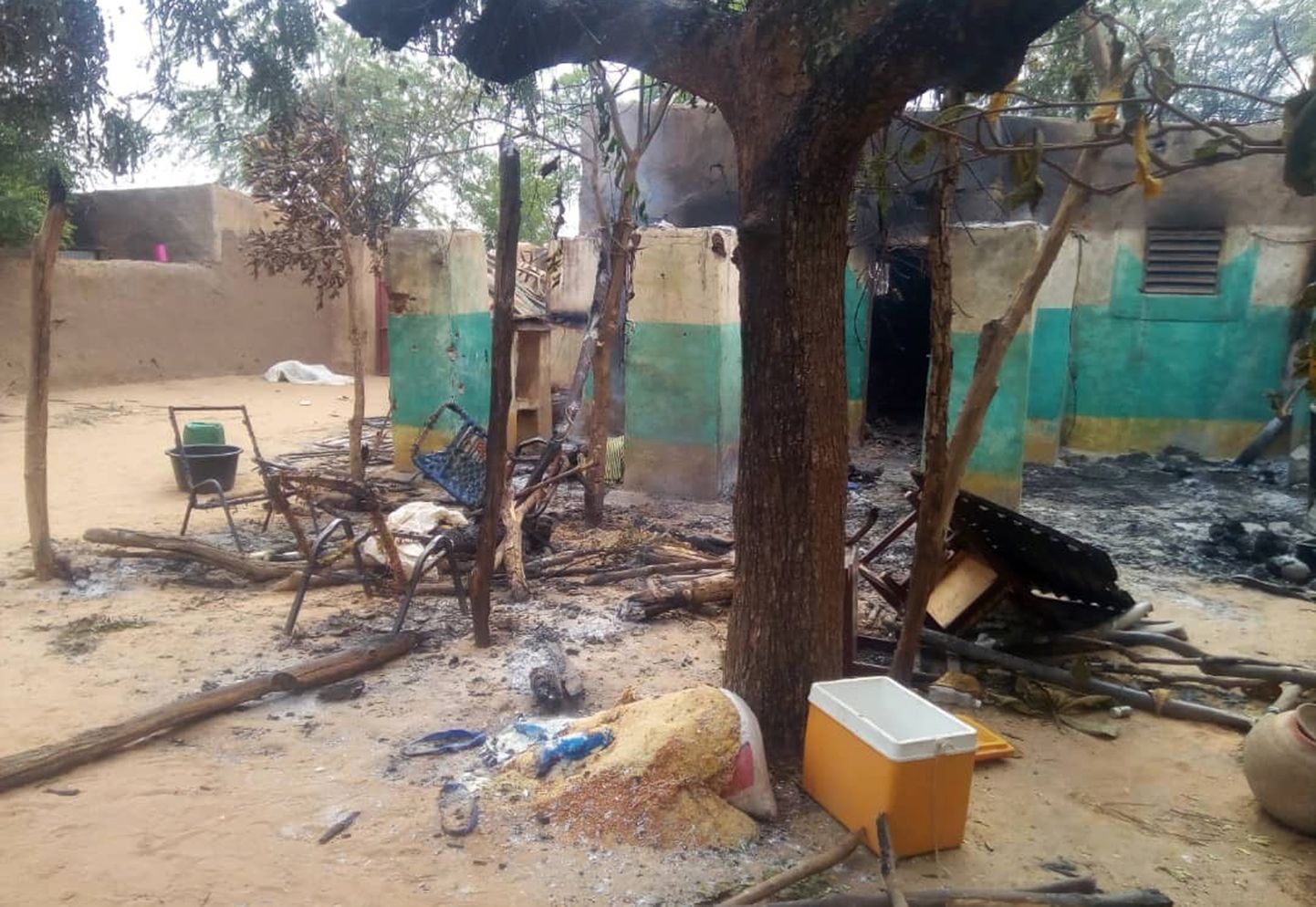 Märtsis Ogossogou külas toimunud rünnaku käigus põletati hooneid ning tapeti umbes 150 tsiviilisikut.