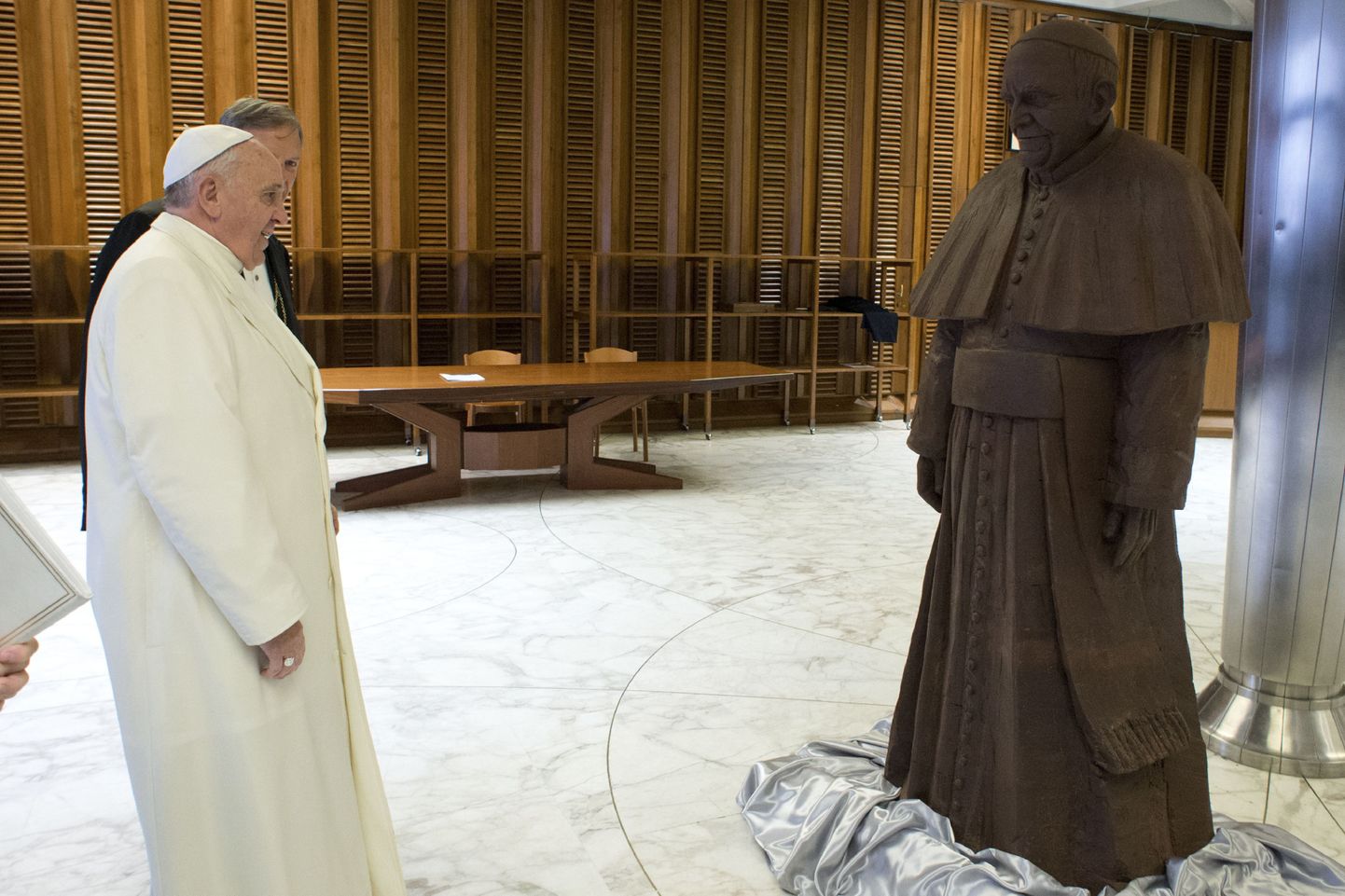 Paavst Franciscus vaatamas šokolaadikuju