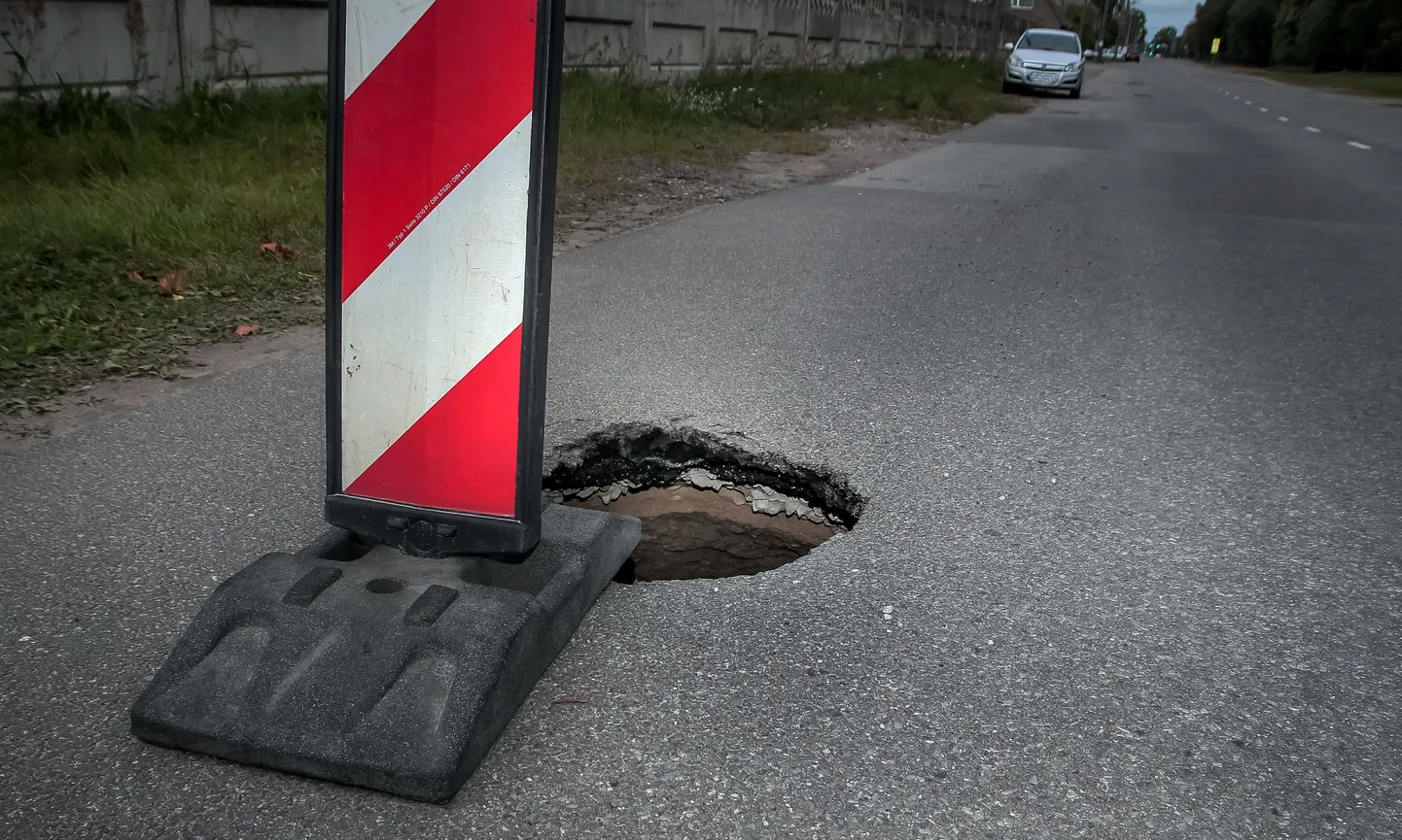 Pärnus Raba tänaval linakombinaadi juures teesse tekkinud auk.