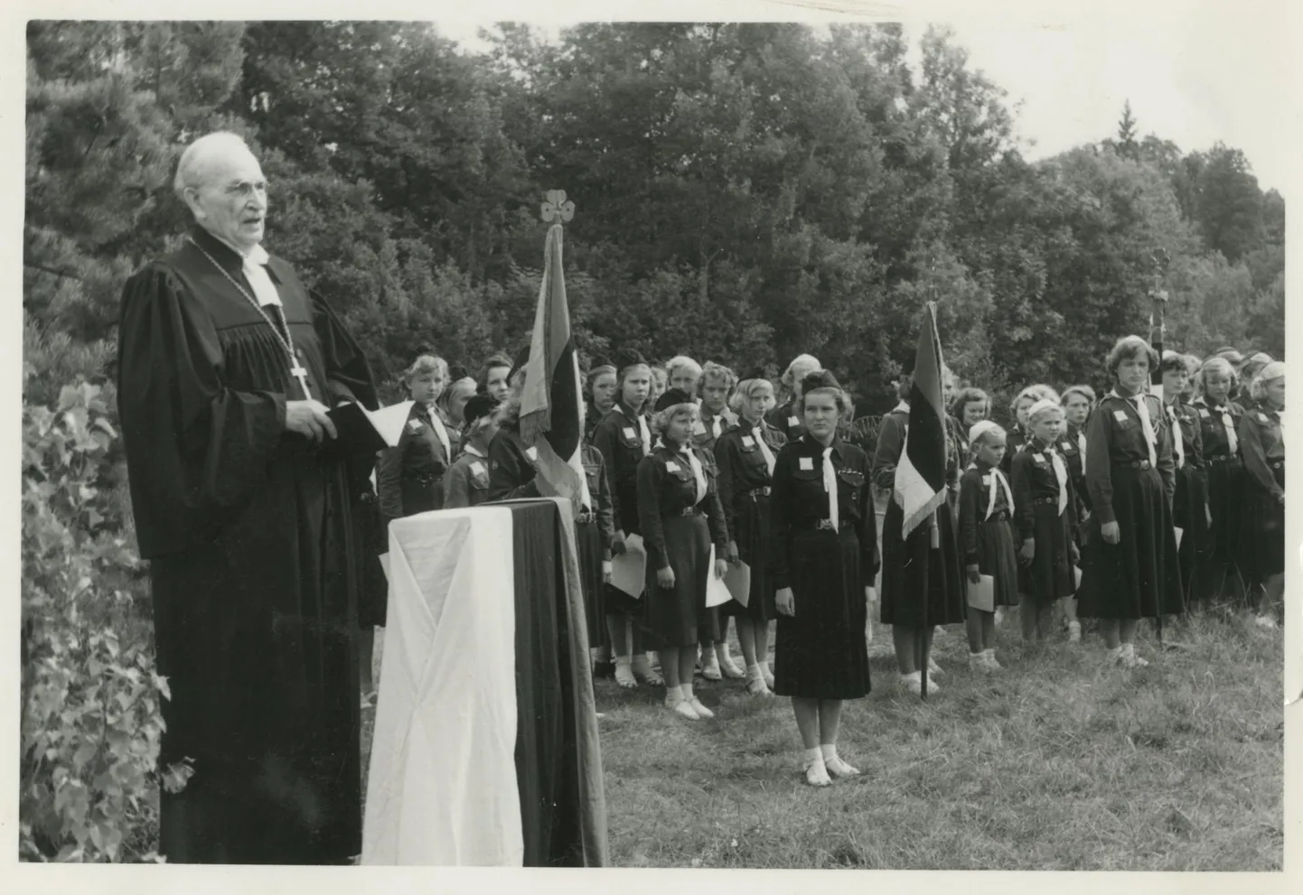Johan Kõpp peab kõnet Eesti skautlikele noortele Rootsis, august 1952.