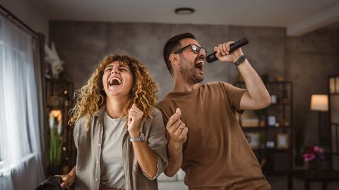 OMA TUBA, OMA LUBA ⟩ Naabrimees koputas peo ajal uksele: kõik kannatan välja, aga palun keela seda külalist, kes Sal-Salleri laule laulab