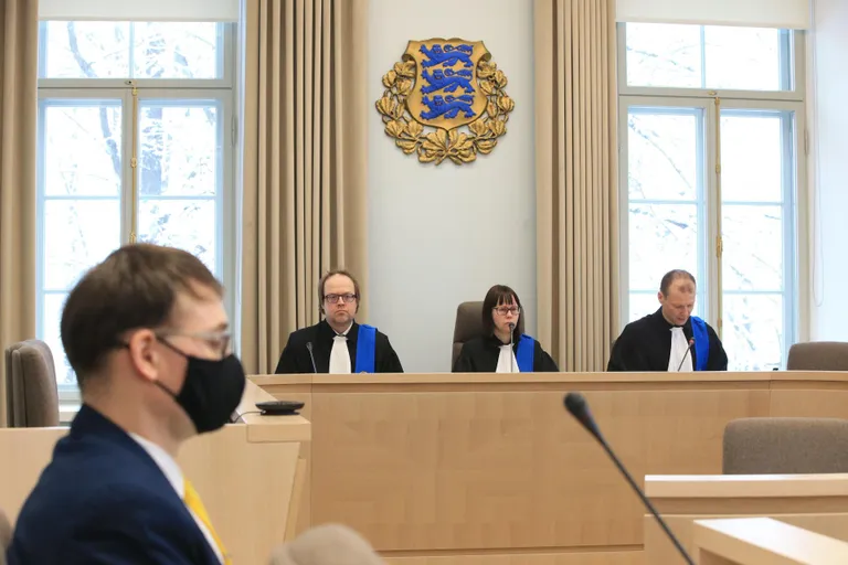 Lääne ringkonnaprokuröri Rainer Amuri (esiplaanil) soov mõista surmaaavarii põhjustaja süüdi mõrvas võib tuua kaasa kaugeleulatuvad tagajärjed.