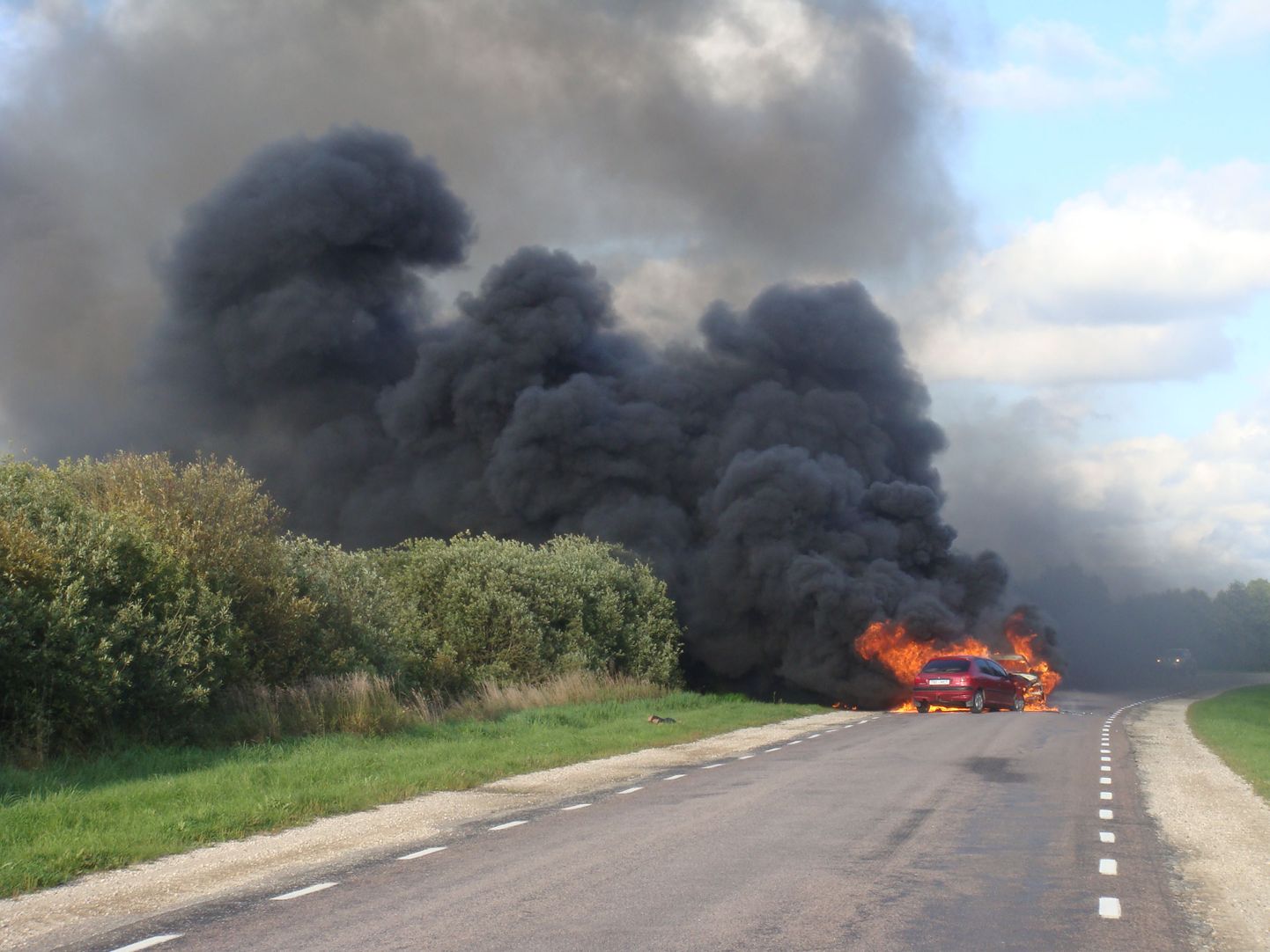 Keila-Haapsalu maanteel kokku põrganud sõidukid süttisid põlema.