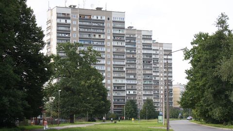 VIDEO ⟩ Purvciemā kaimiņi spiesti sadzīvot ar neadekvātu kaimiņieni