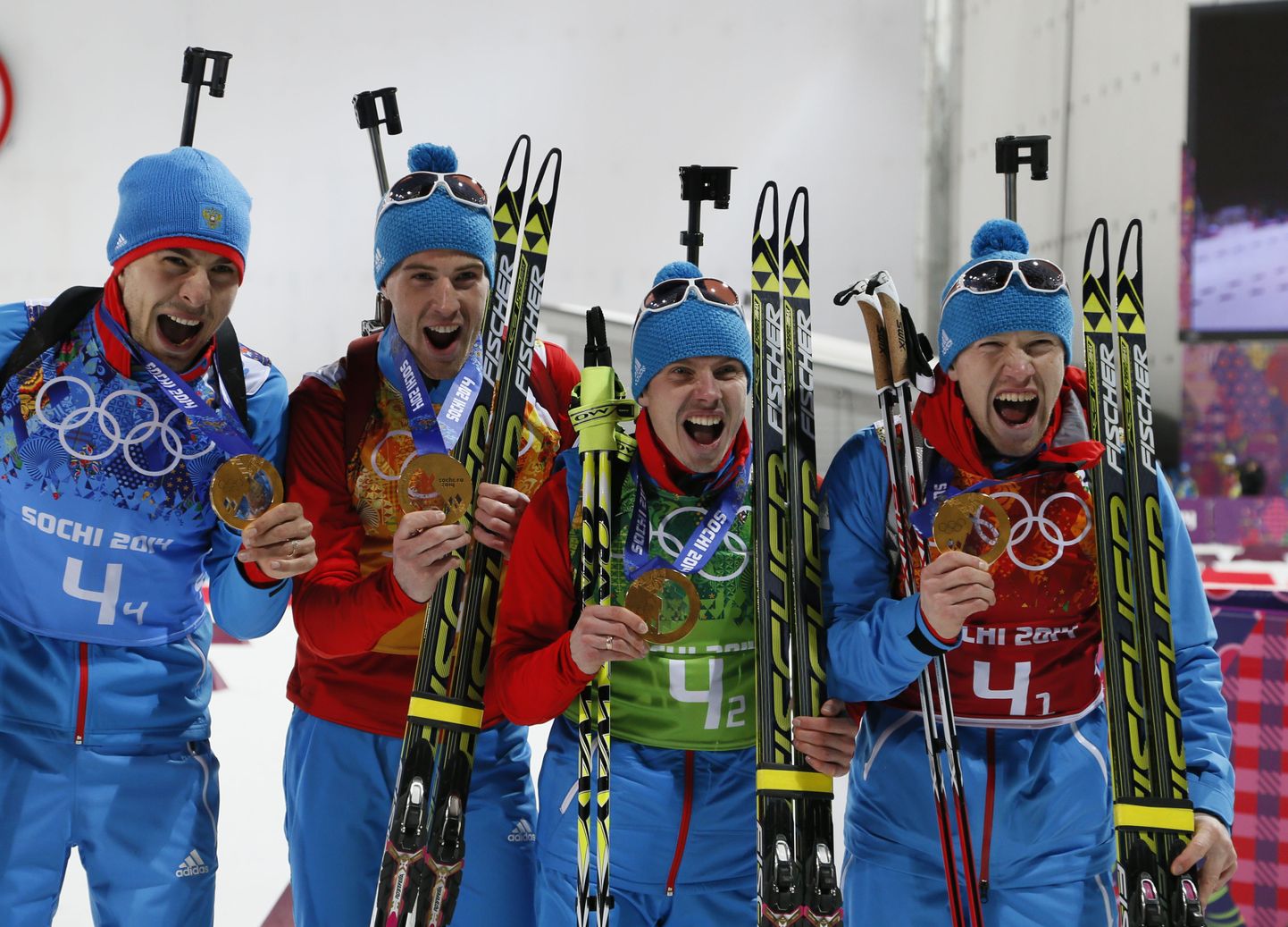 Venemaa laskesuusatamise teatemeeskond juubeldamas Sotši olümpiamängude kuldmedali üle. Anton Šipulin (vasakult), Dmitri Malõško, Jevgeni Ustjugov ja Aleksei Volkov.