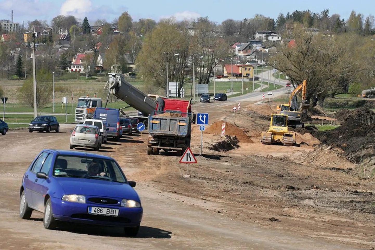 Suve lõpuni peavad autojuhid Viljandi ja Kalmetu vahel sõites leppima ajakuluga, sest linna piiri taga tuleb rinda pista arvukate aukude ja teel tegutsevate töömasinatega.