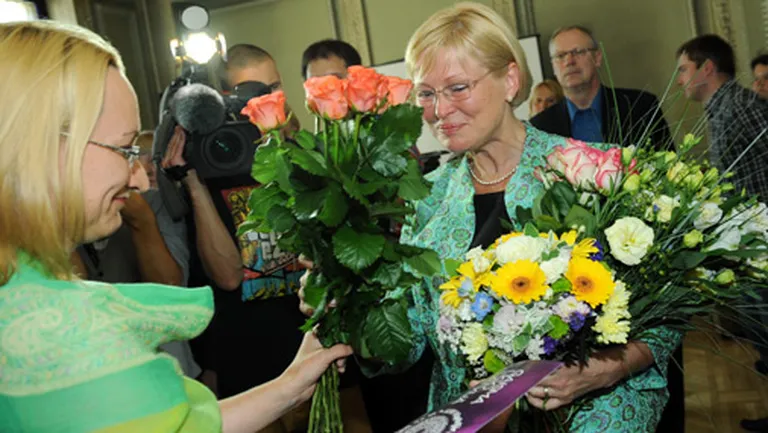 Latvijas Nacionālā kultūras centra direktore Dace Melbārde (no kreisās) preses brīfingā pasniedz ziedus kultūras ministrei Žanetai Jaunzemei-Grendei 