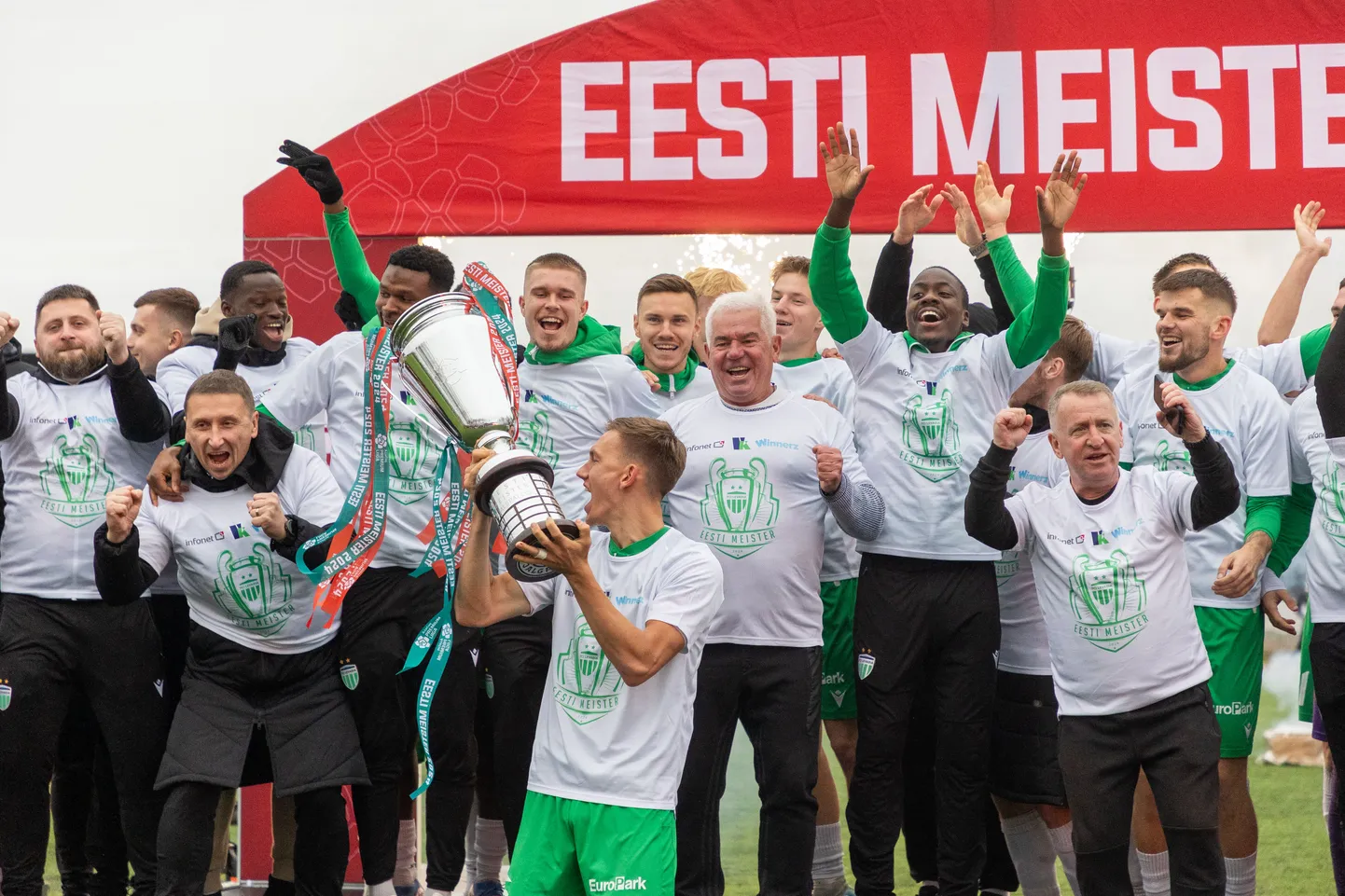 FCI Levadia tähistamas Eesti meistritiitlit.