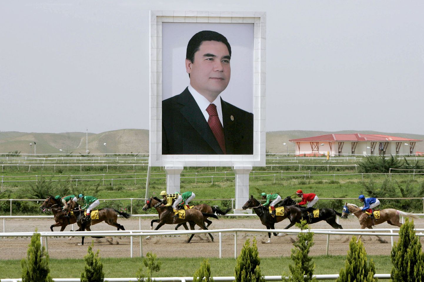 Gurbangulõ Berdõmuhhammedov pilt Ašhabadi hipodroomil.