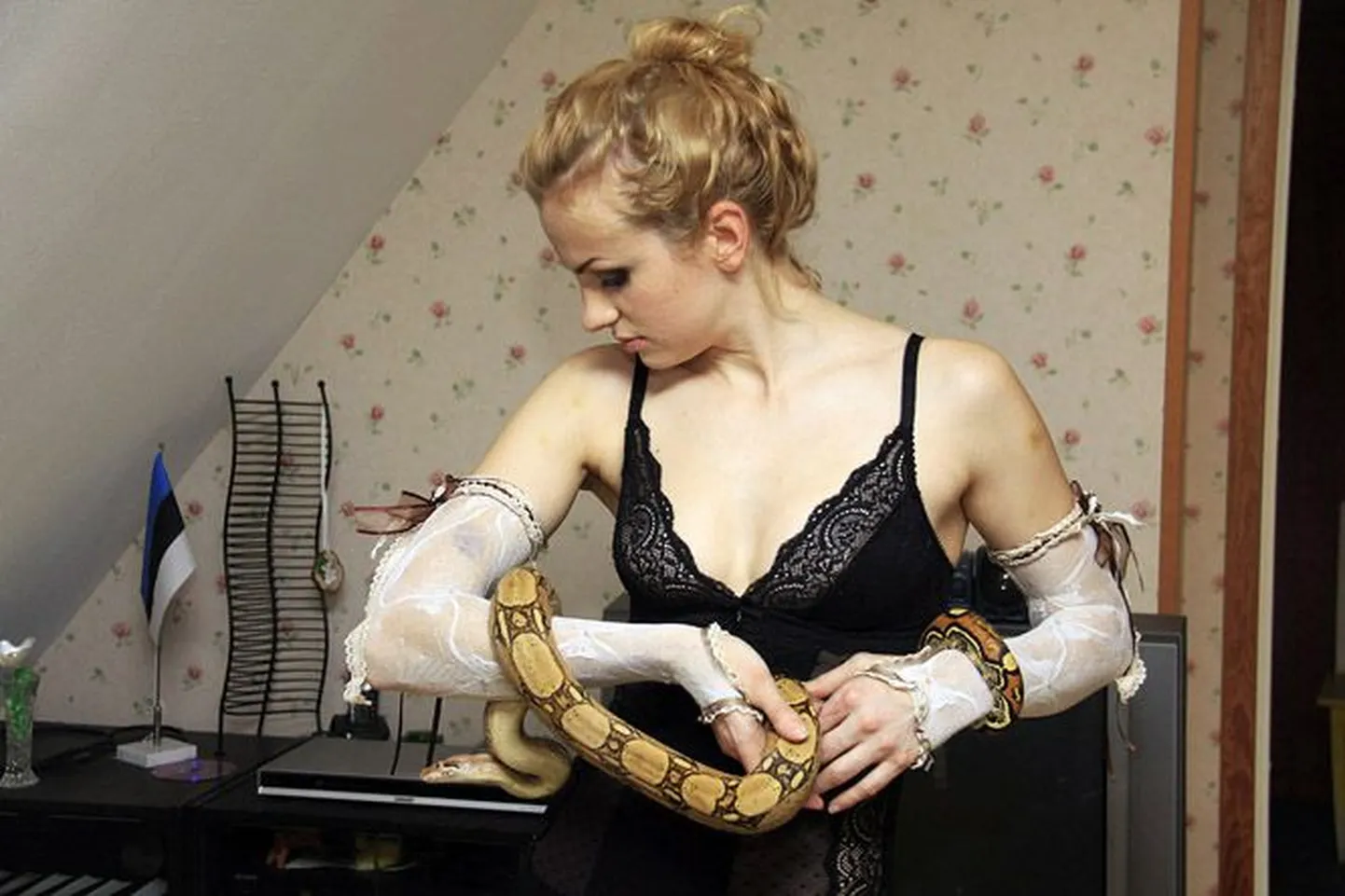 Haidi (Elina Pähklimägi) ja madu