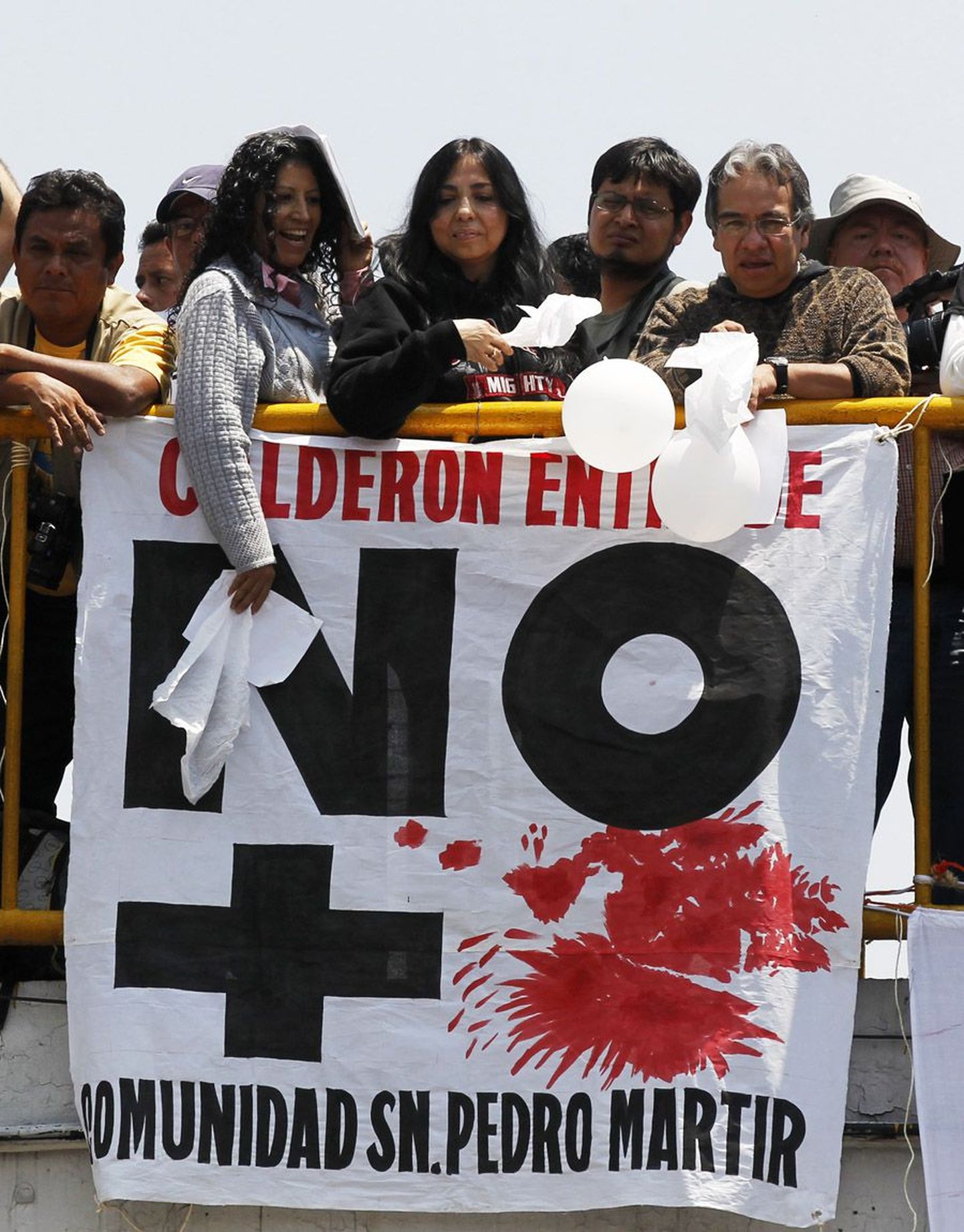 San Pedro Martiri elanikud protestimas vägivalla vastu sõnumiga «Aitab verest».