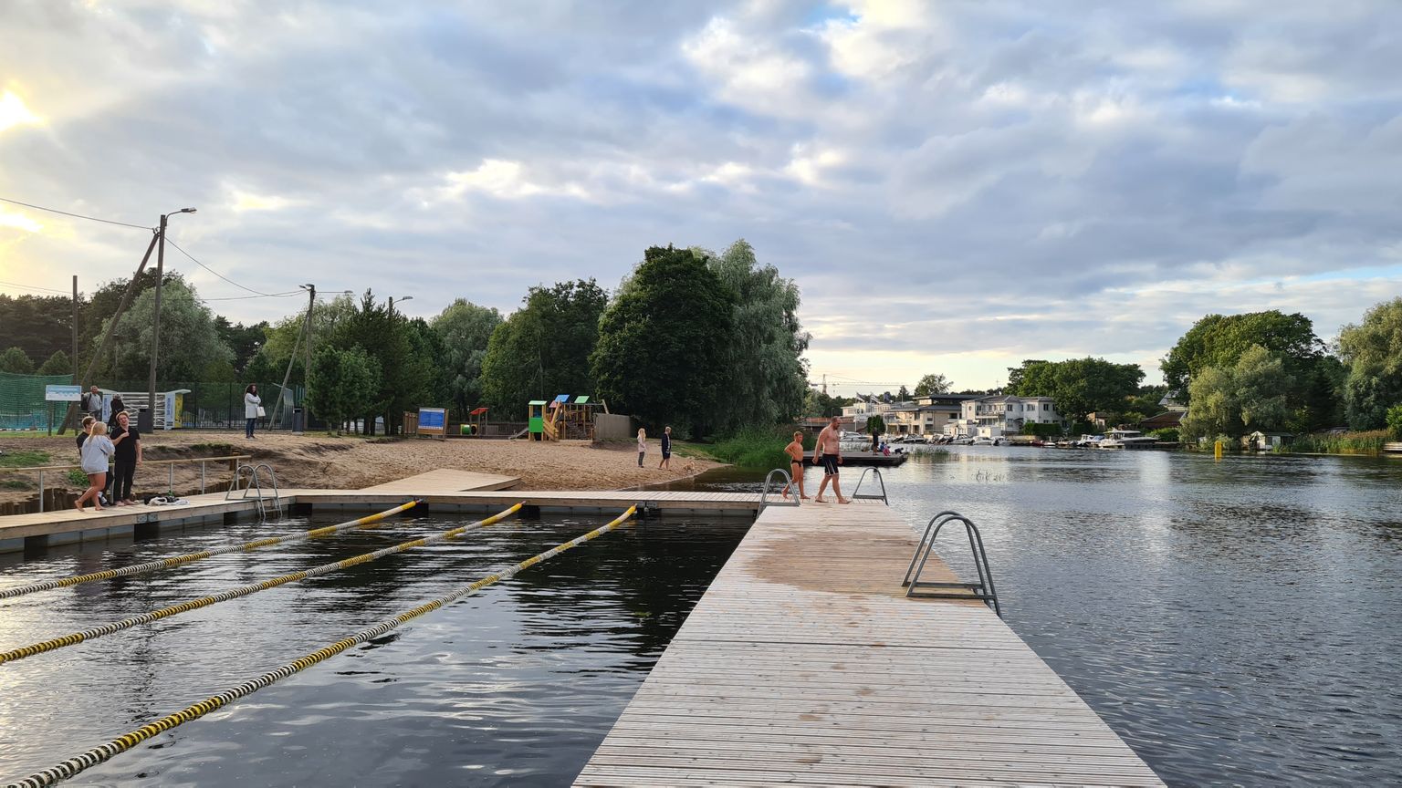 Väliujulas koera ujutanud paarike sõimas suplejal näo täis.
