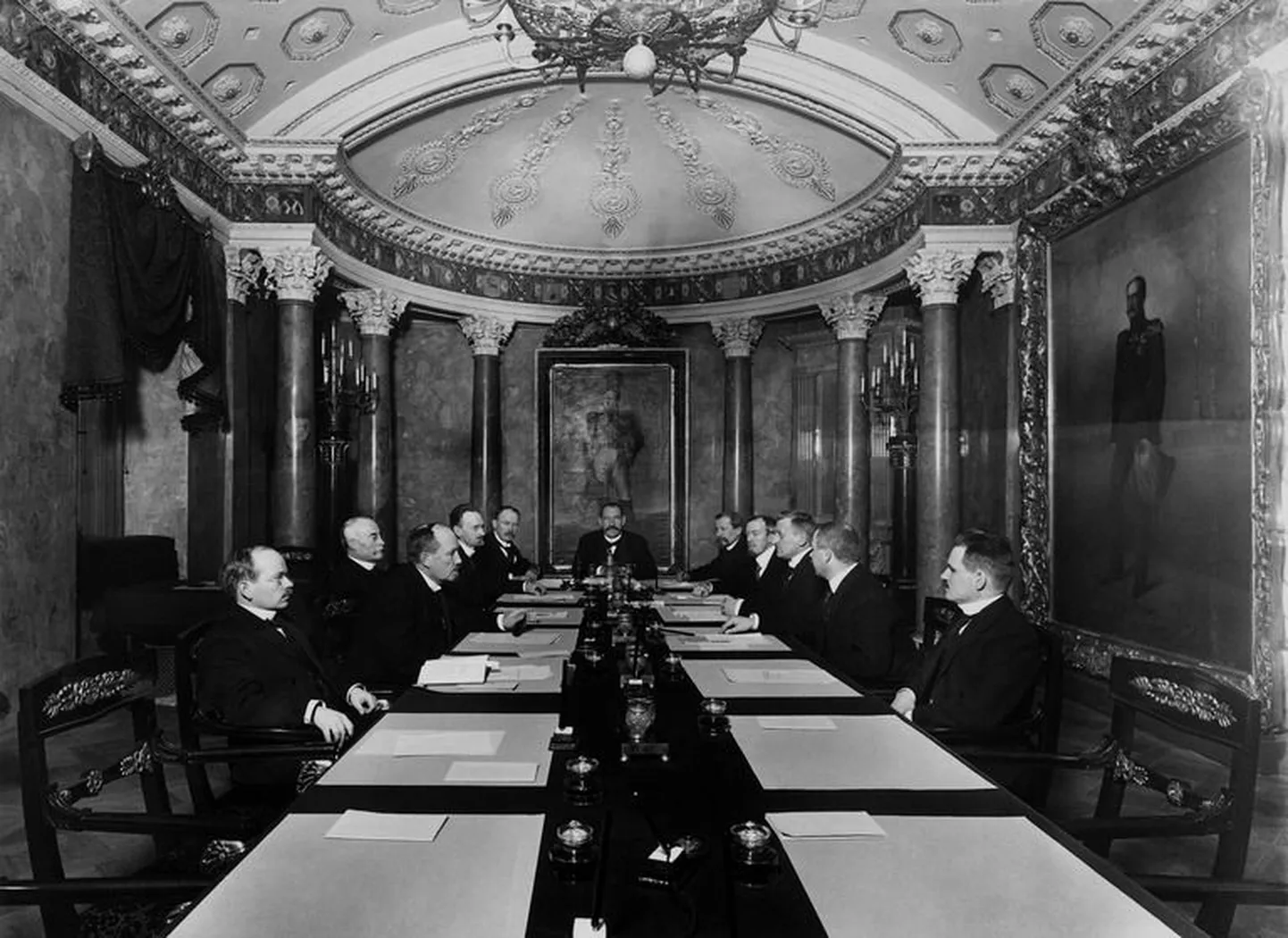 P. E. Svinhufvudi niinimetatud iseseisvusmanifesti istung 4. detsembril 1917. 
Vasakult: E. Y. Pehkonen, Juhani Arajärvi, Artur Castrén, E. N. Setälä, P. E. Svinhufvud laua otsas, Kyösti Kallio, Onni Talas, Heikki Renvall, Aleksander Frey ja O. W. Louhivuori.