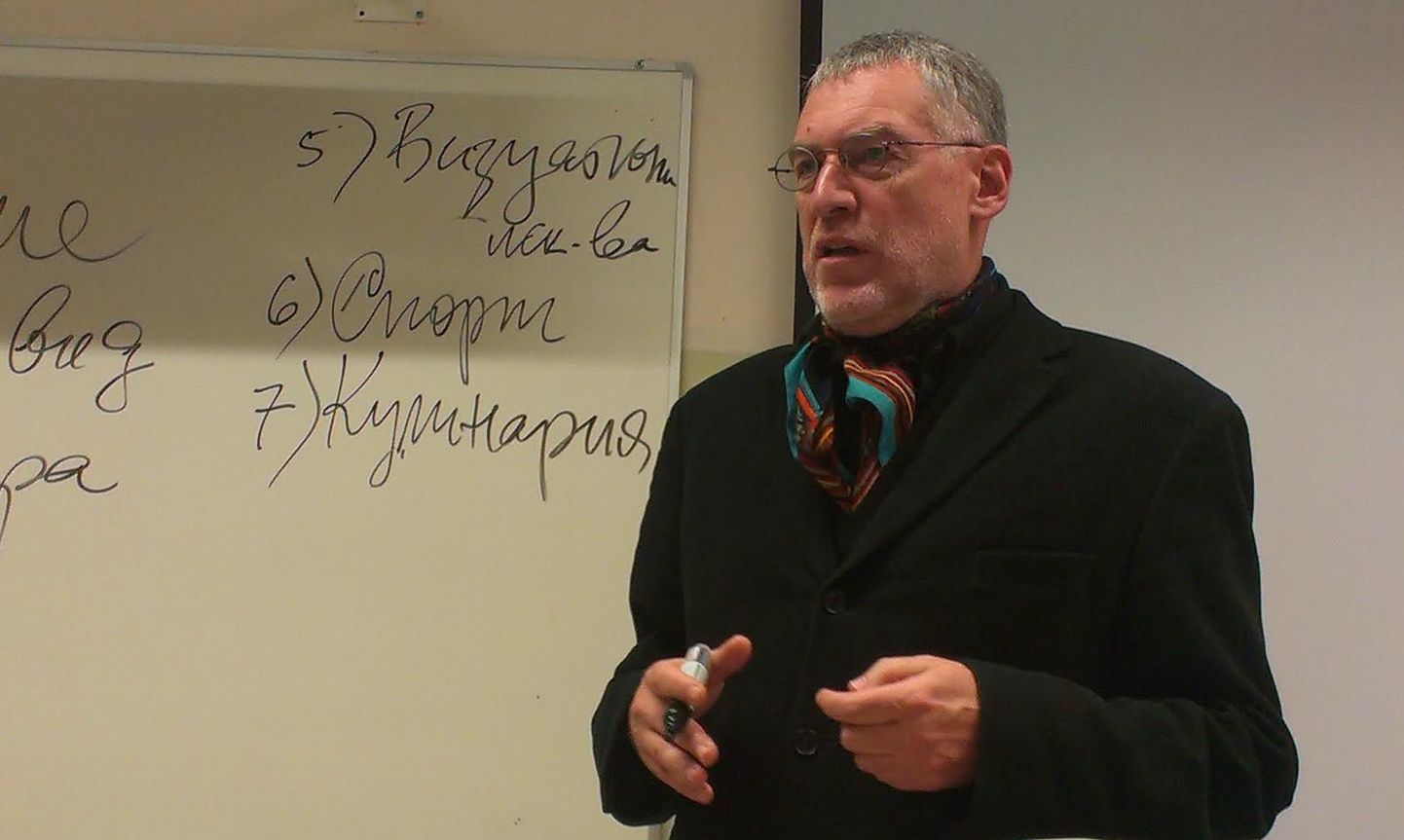 Артемий Троицкий читает лекции в Таллиннском университете.