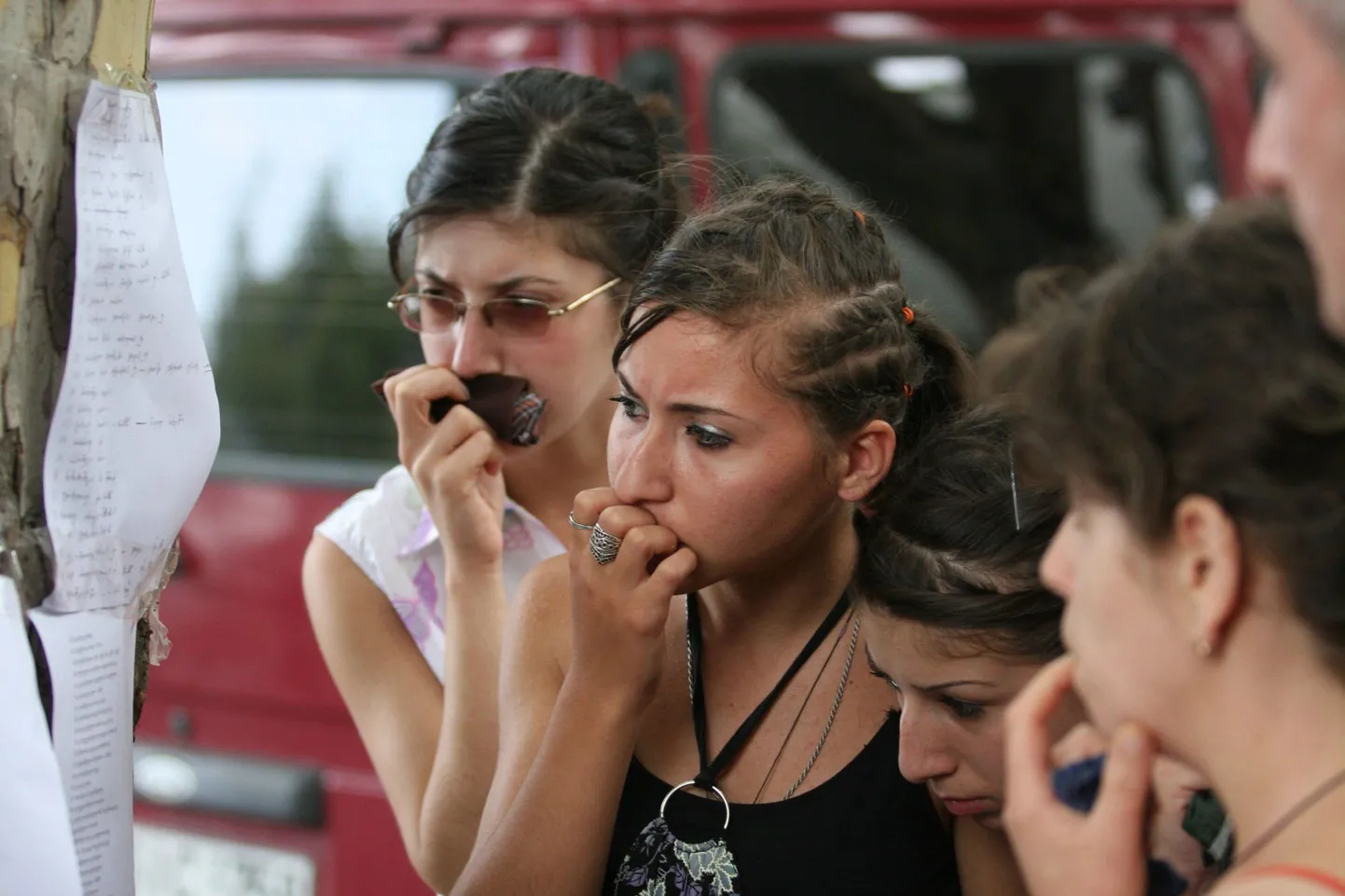 Gruusia tüdrukud uurivad haavatute nimekirja.