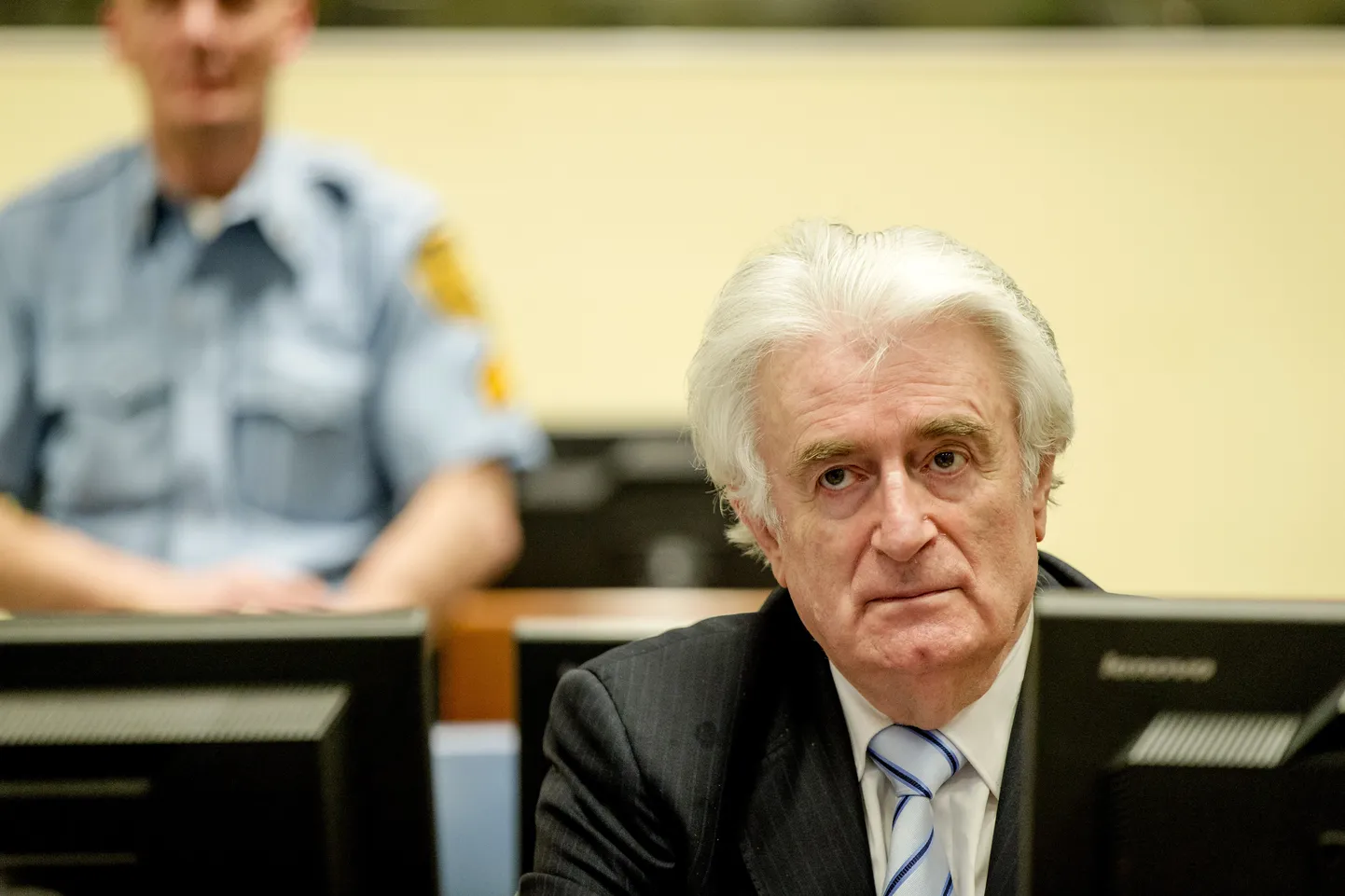 Radovan Karadžići eile Haagis kohtuotsuse ettelugemist kuulamas.