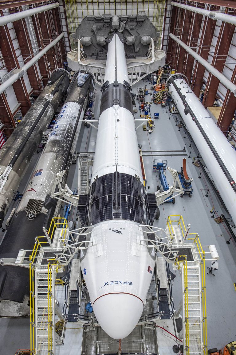 Kosmosetranspordifirma Space X Crew Dragon kosmoselaev (ees) ja Falcon 9 rakett Floridas Kennedy kosmosekeskuses.