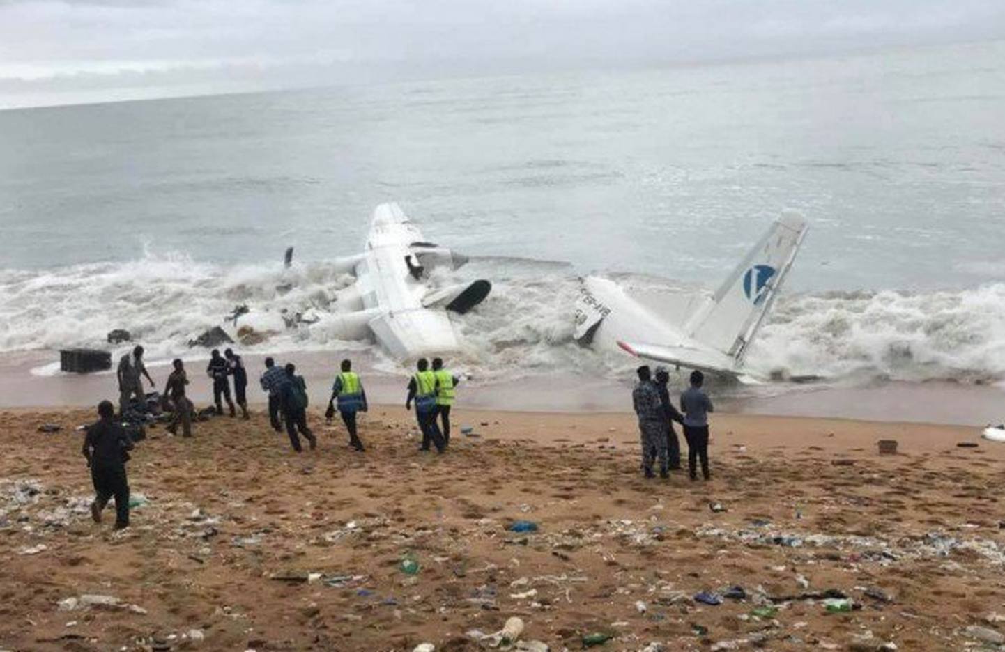 Abidjani rannikul alla kukkunud lennuk.