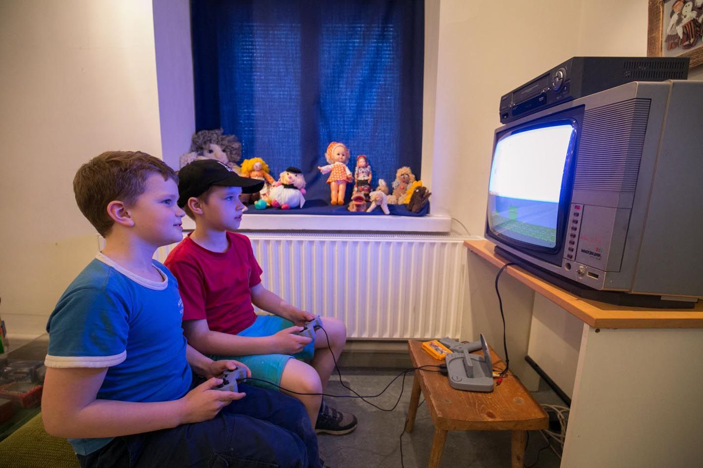 Muuseumiööl said lapsed Järvamaa muuseumis mängida oma vanemate nooruspõlve teleka- ja arvutimänge.