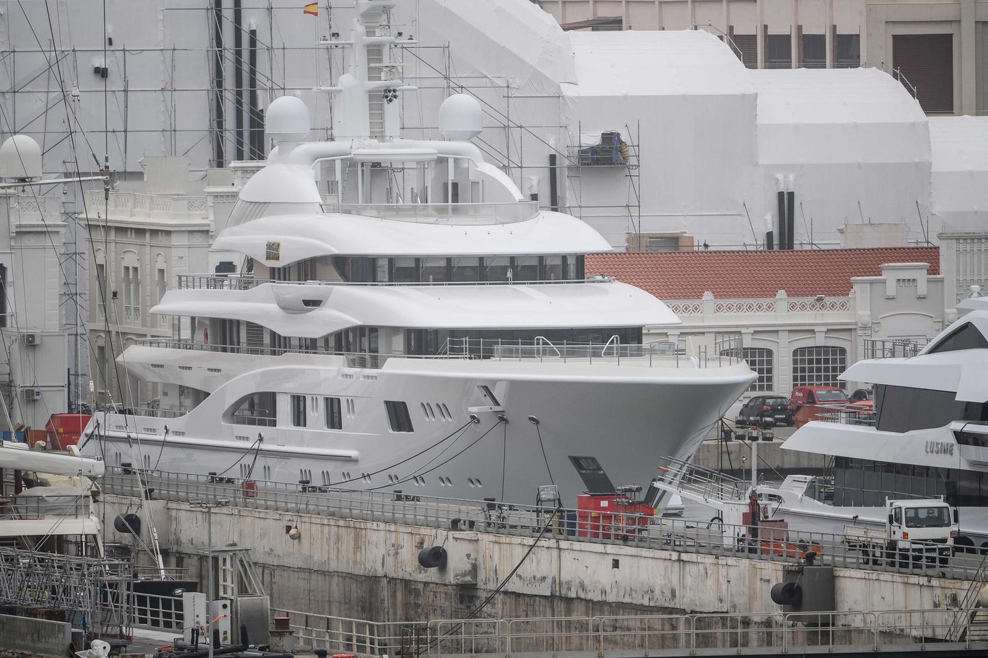 Российская яхта Valerie, задержанная в Испании, может быть связана с главой госкорпорации «Ростех» Сергеем Чемезовым.