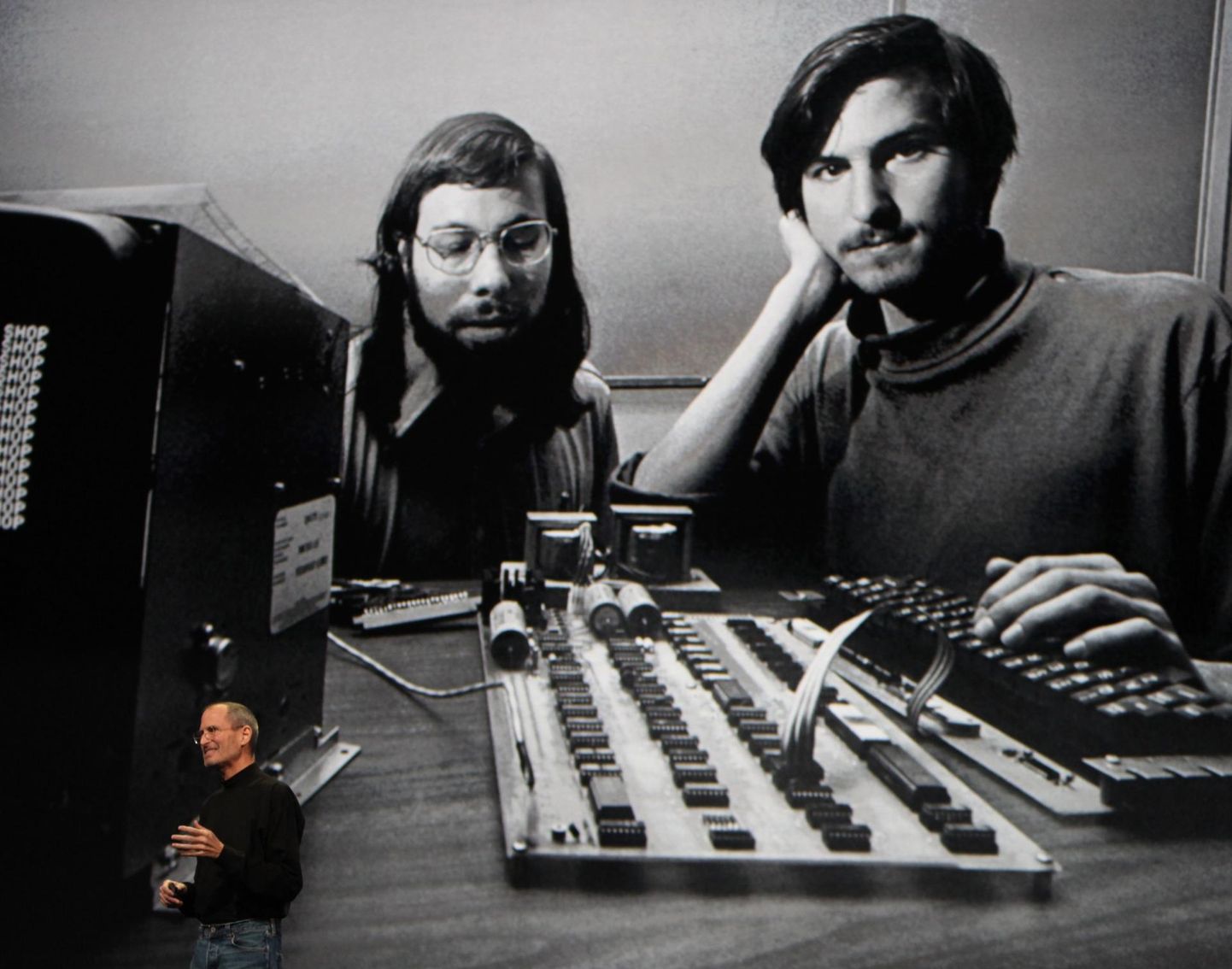 Steve Jobs esitleb 2010. aastal iPadi, taustal tema ja Steve Wozniaki noorpõlvepilt.