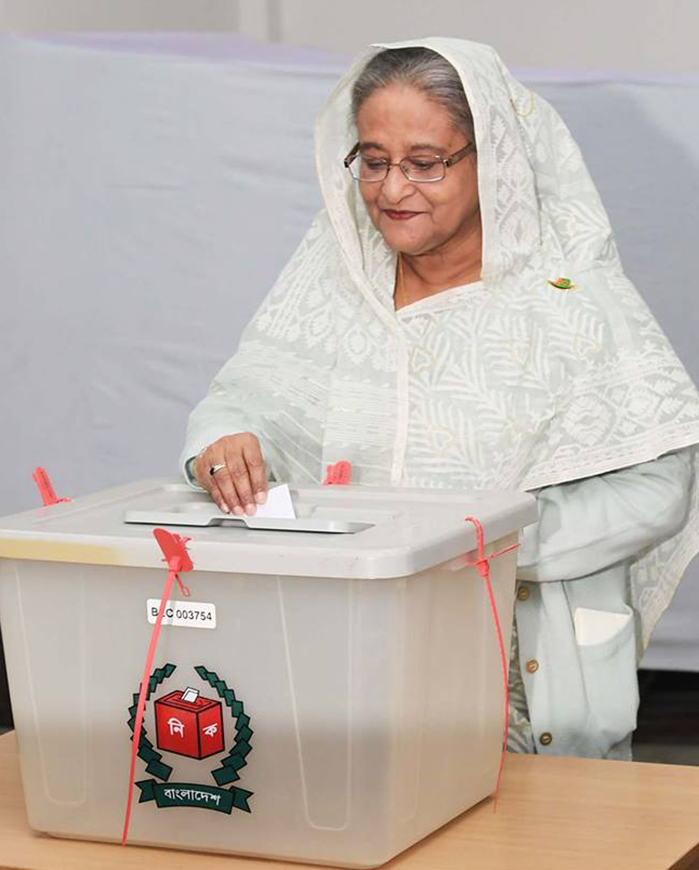 Ametisse tagasi valitud Bangladeshi peaminister Sheikh Hasina.