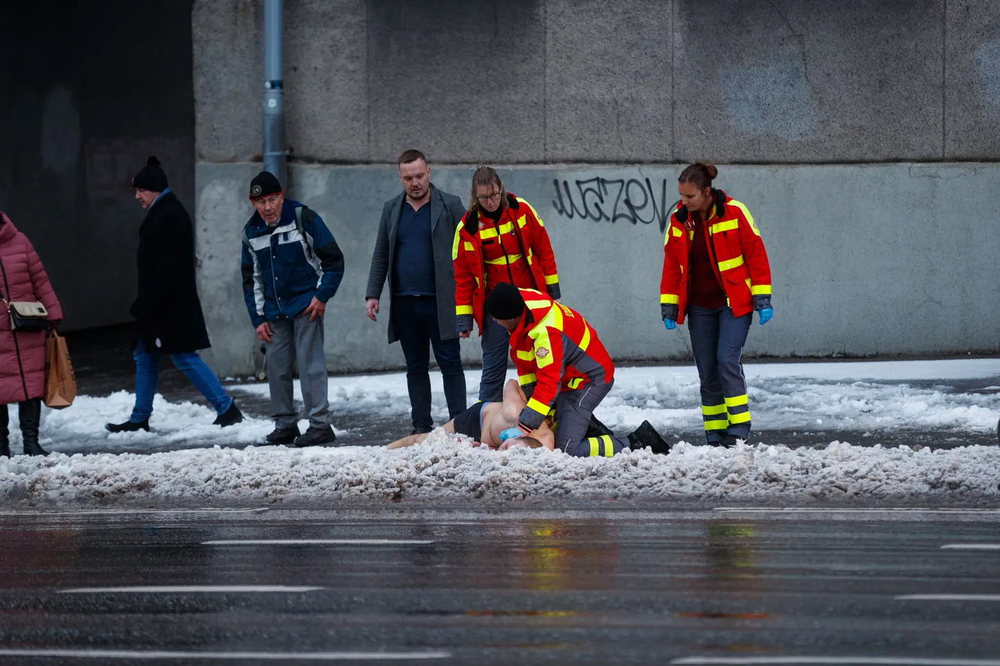 Aluspükste väel mees Liivalaia tänaval.