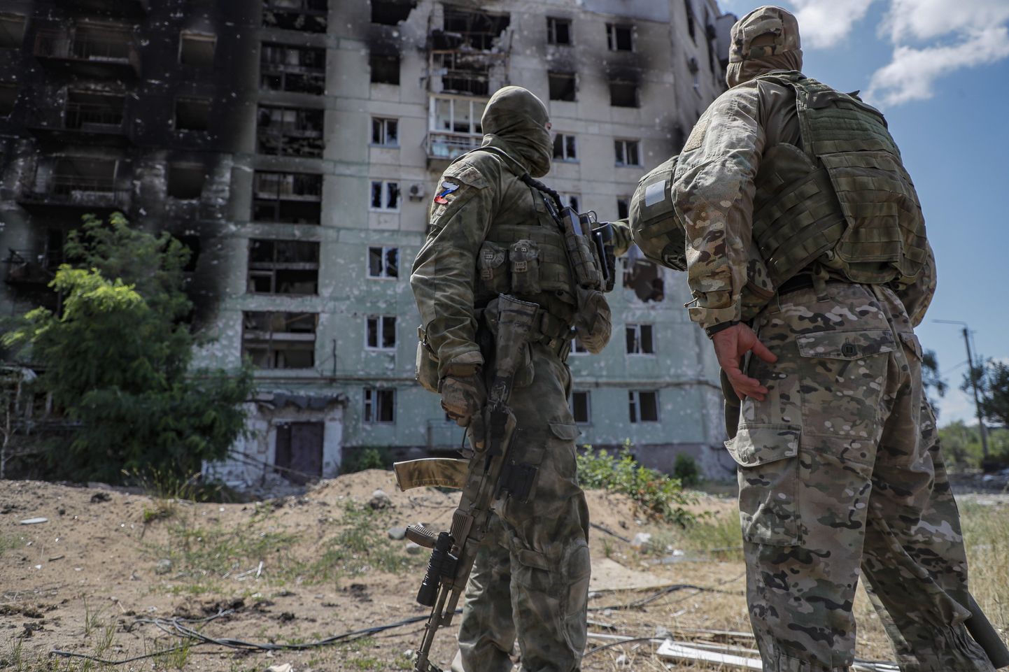 Vene sõdurid kannatada saanud korrusmaja juures juulis 2022 Ukrainas Luhanski oblastis Severodonetskis. Venemaal Neftejuganskis avati näitus asjadest, mille Vene sõdurid on Ukrainast varastanud.