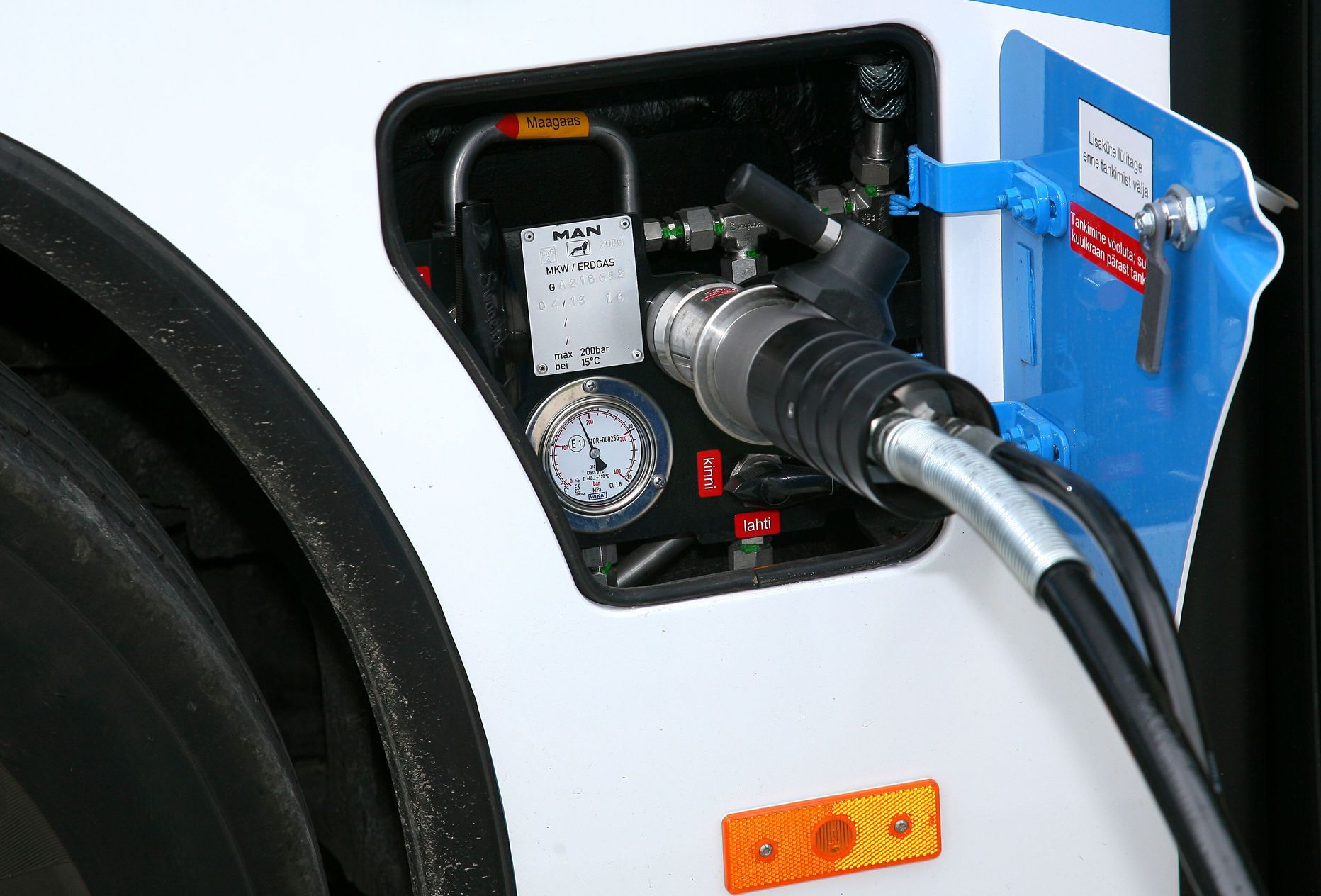 Maagaasi praegu Eestis kütuseaktsiisiga ei maksustata. Pildil surugaasi (CNG) tankimine.