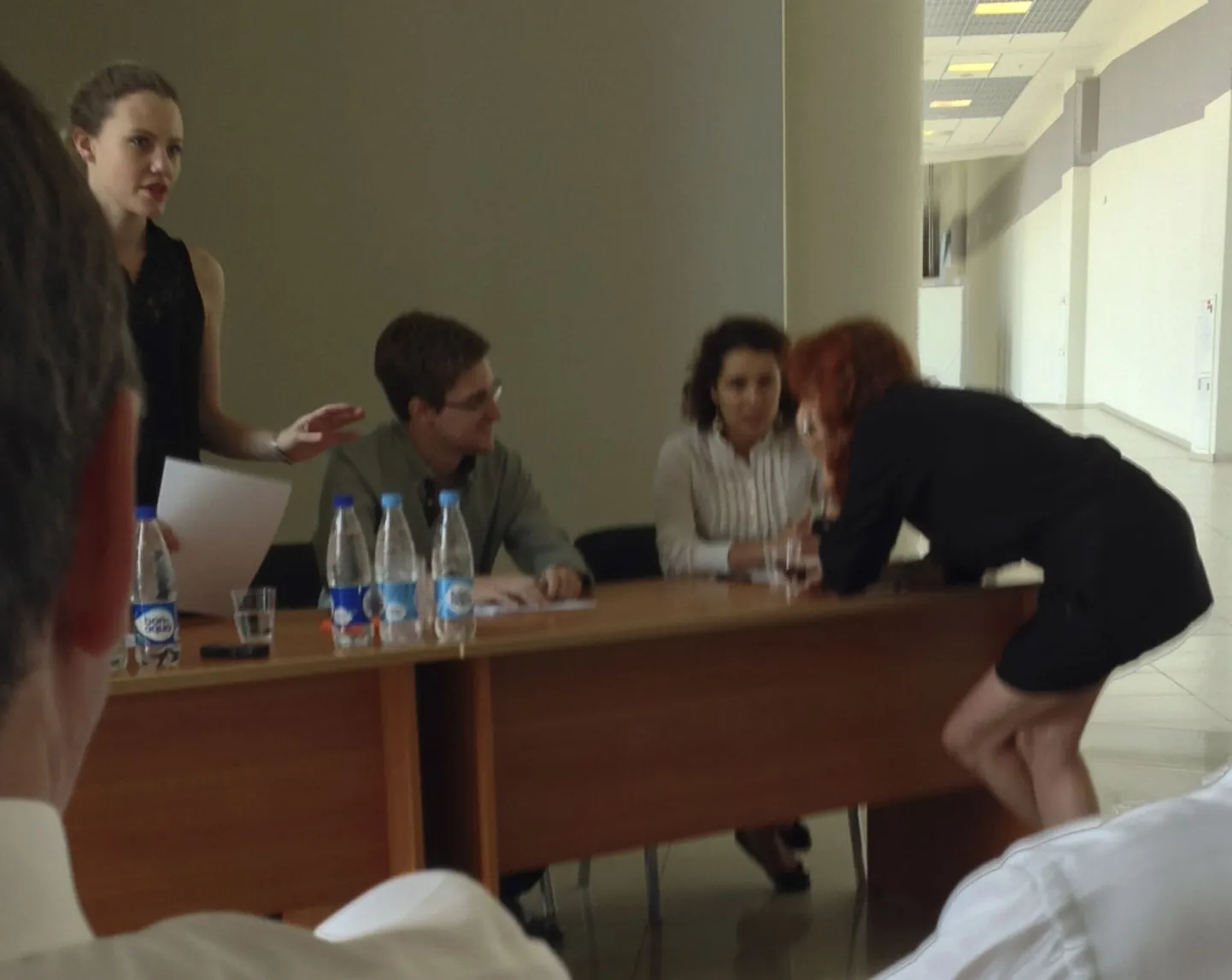 Эдвард Сноуден общается с российскими правозащитниками в аэропорту Шереметьево.