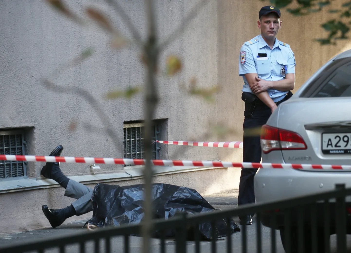 Politseinik belglase surnukeha juures.