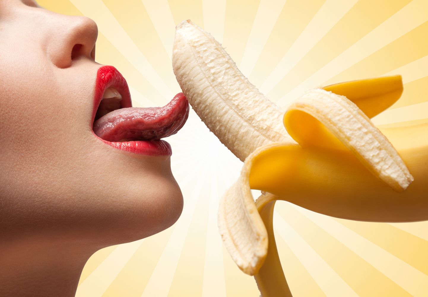 Девушка ест банан. Иллюстративное фото.