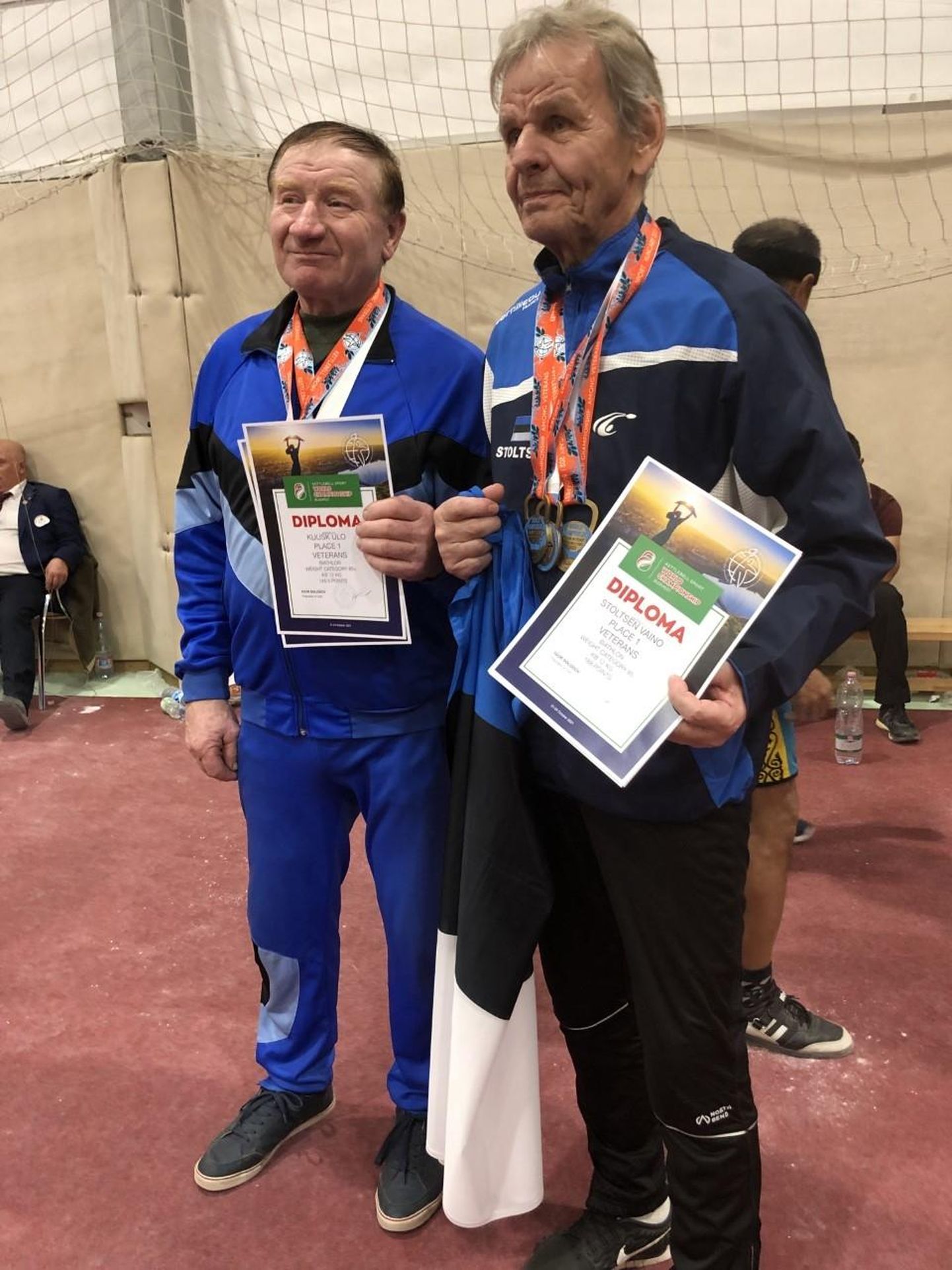 Väino Stoltsen (paremal) mullustel sangpommispordi maailmameistrivõistlustel võidetud medalitega.