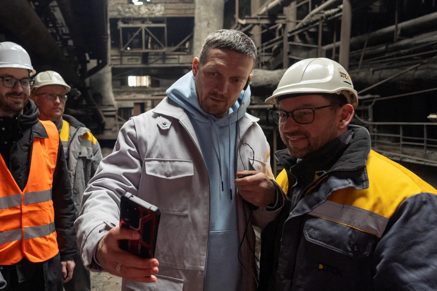 Oleksandr Ussõk märtsis ühes Ukraina elektrijaamas, mis oli saanud Venemaa raketitabamuse.