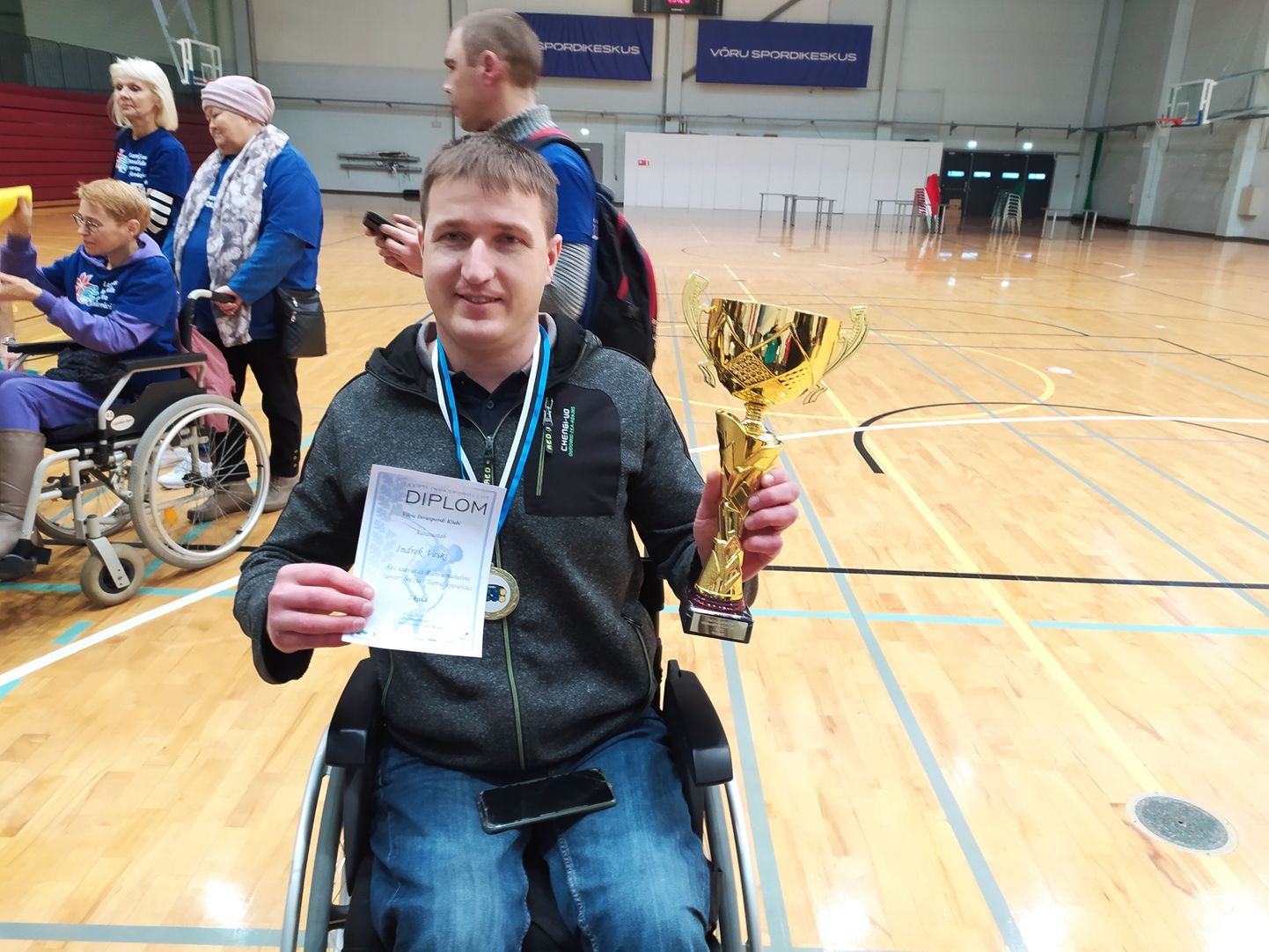 Esikoha võitis Tartu võistkond, pildil karikaga võistkonna liige Indrek Veski.