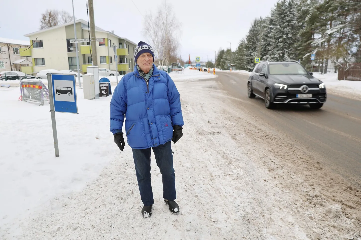 Viljandi maanteel elava pensionäri Jüri Laursoni sõnul on Arhitekti bussipeatuse lähistel toimuvad torutööd kohalikele meelehärmi tekitanud.