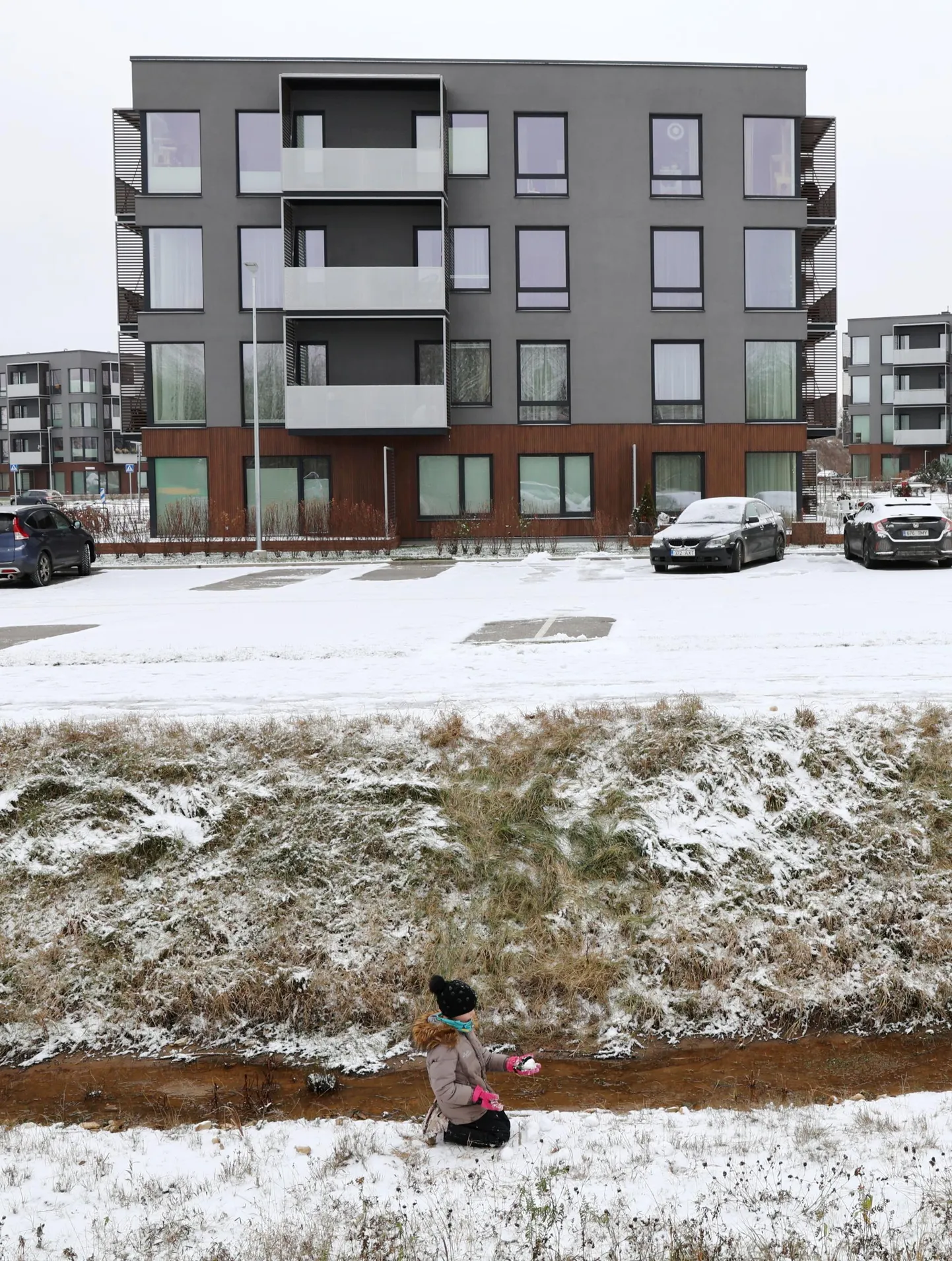 Merko Tartul on Raadil Erminurme elurajoonis valmis üheksa kortermaja, kevadel algab veel kolme maja ehitus. Praegu on seal kodu leidnud üle saja pere, arenduse valmides on Erminurmes üle kahesaja korteri.
