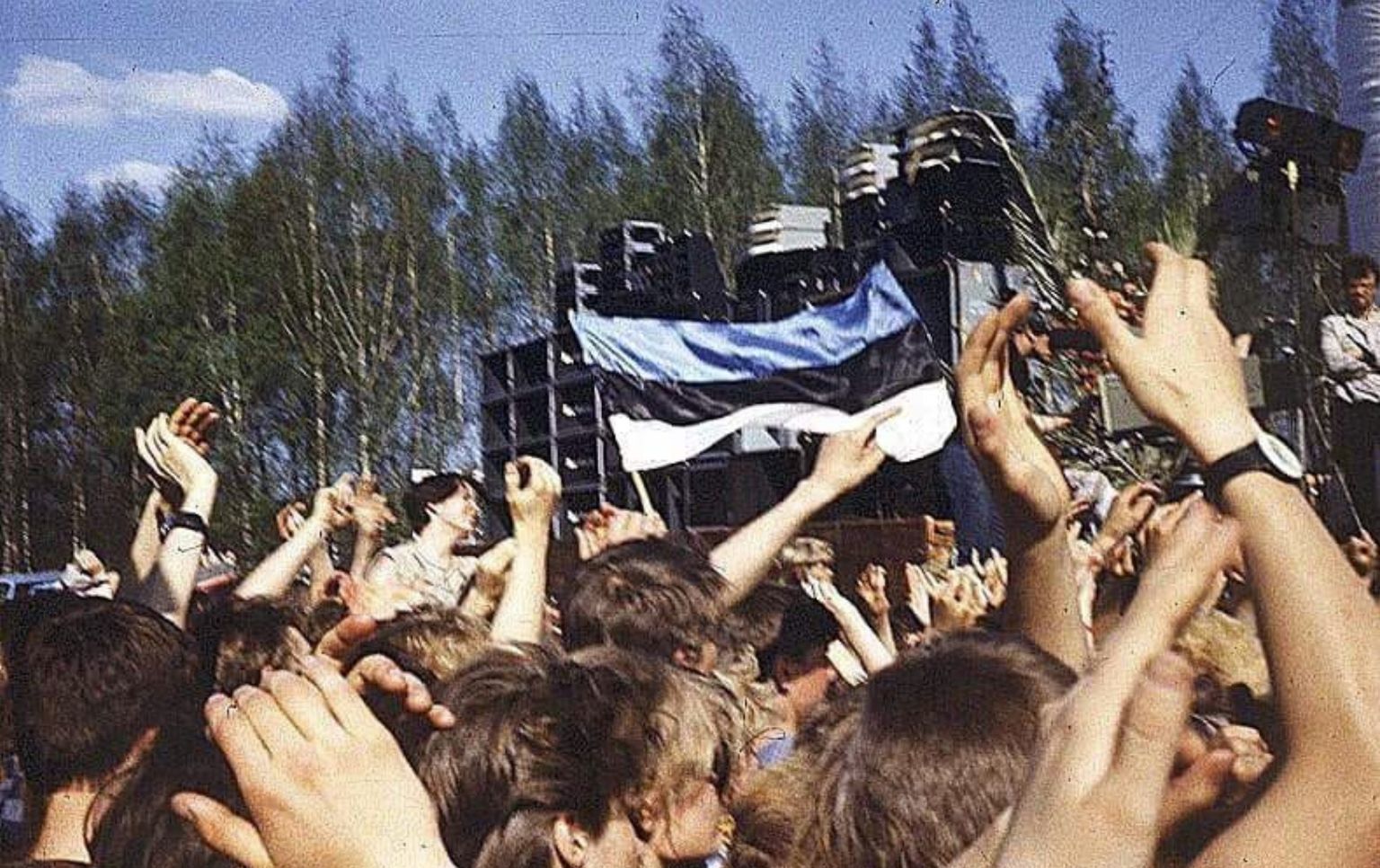 Sinimustvalge lipu lehvitamine 14. mail 1988 Tartu lauluväljakul.