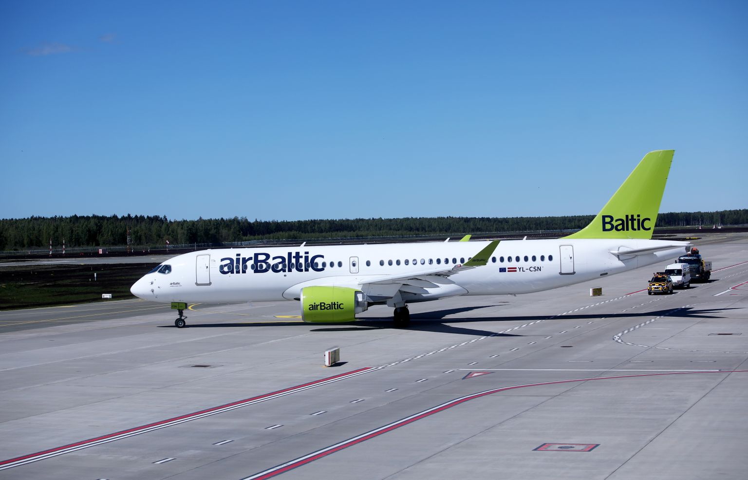 ''airBaltic'' lidmašīna lidostā ''Rīga''.