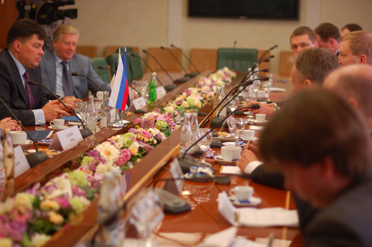 Täna hommikul Moskvas Venemaa föderatsiooninõukogus alanud riigikogu väliskomisjoni delegatsiooni ja föderatsiooninõukogu väliskomisjoni esinduse vahelised kõnelused.