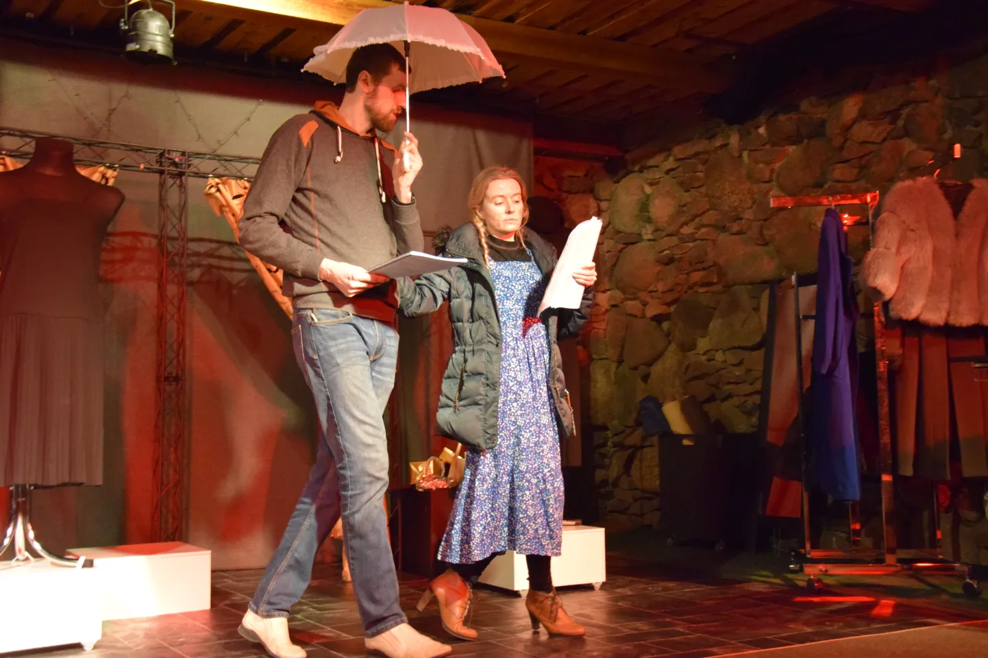 Alle-Saija teatritalus sai lavaküpseks «Daamide õnn». Pilt on tehtud proovist.