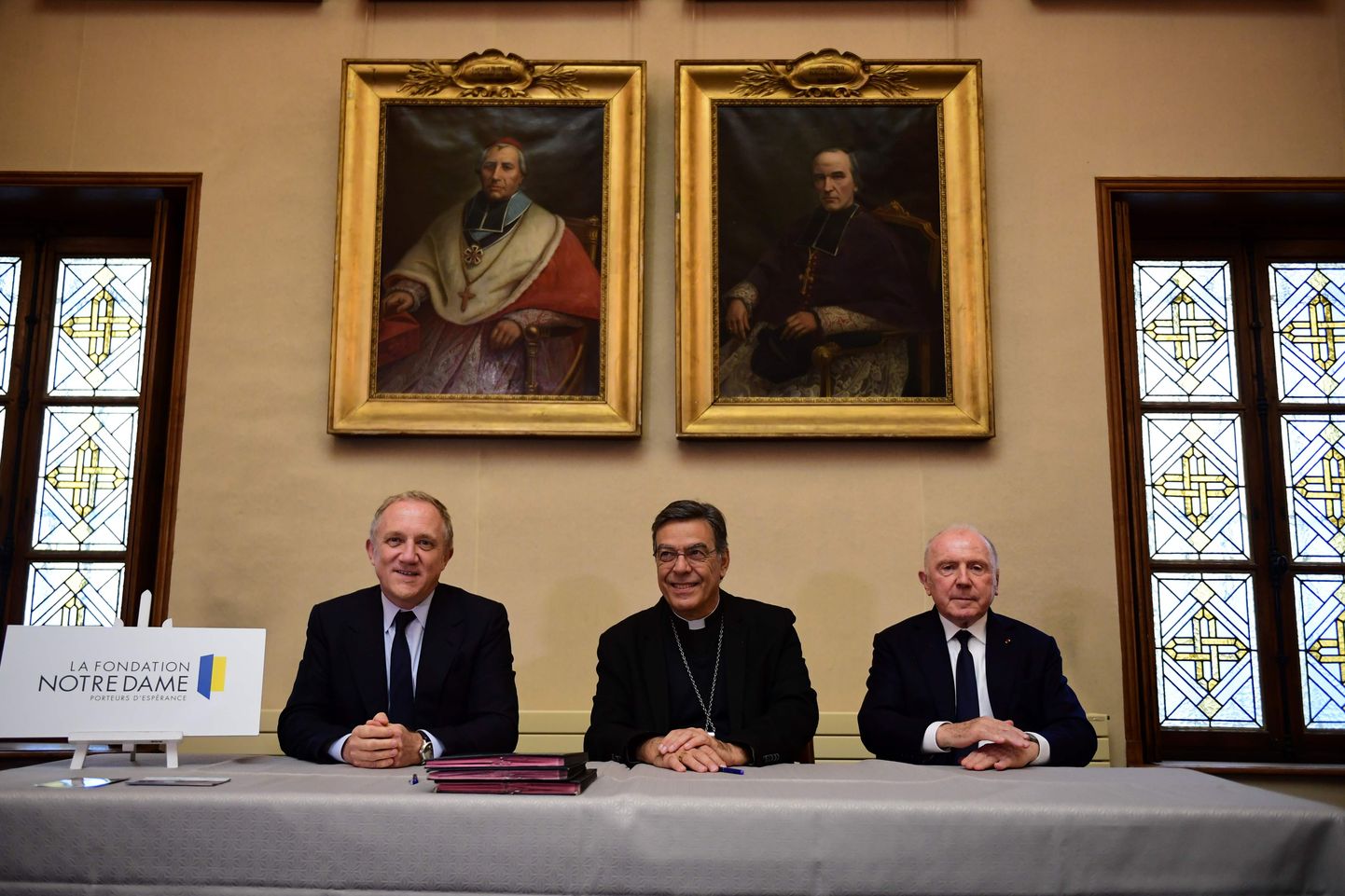Prantsuse firma Kering tegevjuht François-Henri Pinault (vasakul), Pariisi peapiiskop Michel Aupetit (keskel) ning Keringi auesimees ja miljardär François Pinault pärast lepingu allkirjastamist.