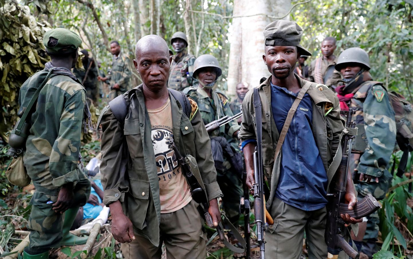 Kongo DV valitsusvägede sõjaväelased puhkehetkel metsas.