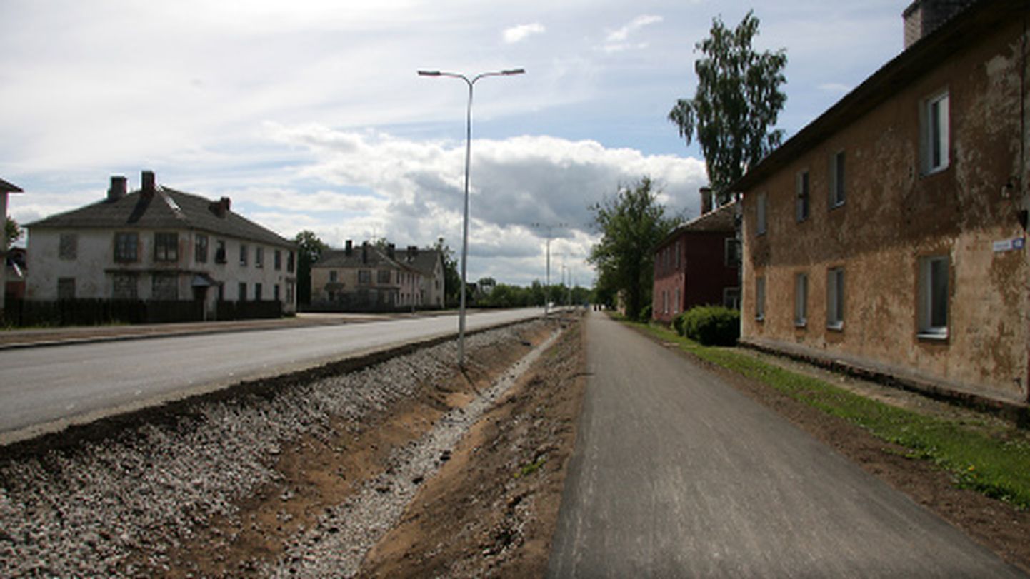 Tänavusel aastal on Kohtla-Järve linn kavandanud võtta laenu 1,6 miljonit eurot. Sellest ligemale veerand miljonit kulus Ehitajate tee renoveerimise omapoolseks rahastamiseks.