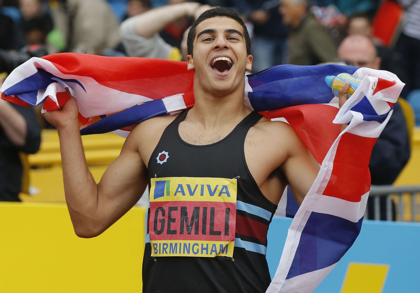 Adam Gemili rõõmustamas Suurbritannia kergejõustiku olümpia katsevõistluste võidu üle.
